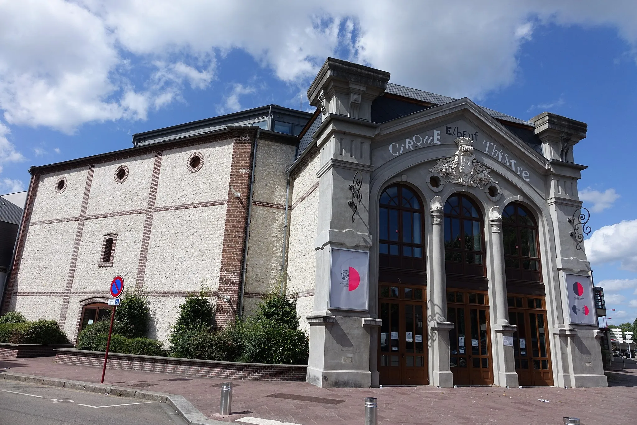 Photo showing: This building is indexed in the base Mérimée, a database of architectural heritage maintained by the French Ministry of Culture, under the reference PA76000039 .