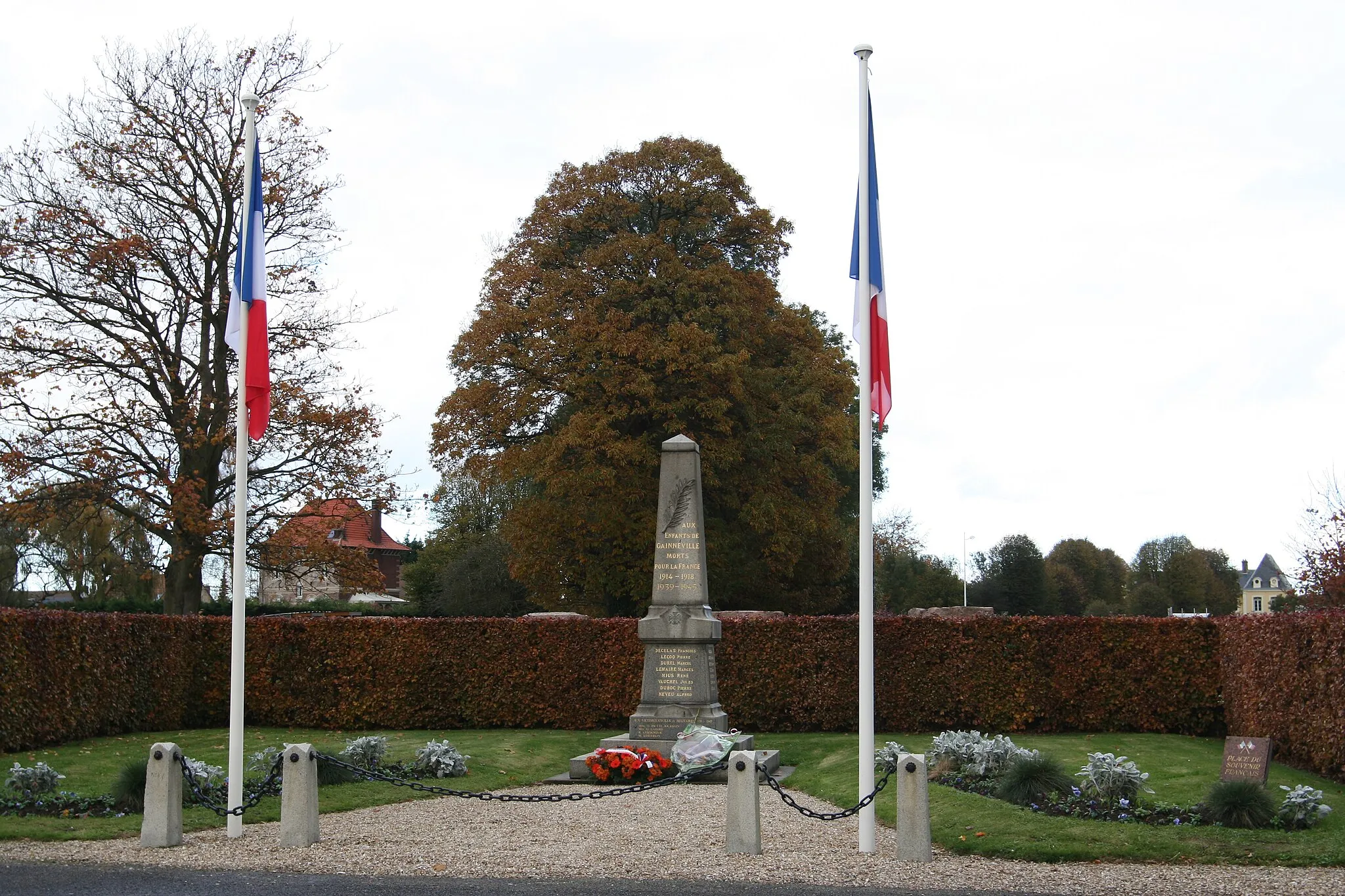 Photo showing: Monument aux morts de Gainneville, après la cérémonie du 11 novembre 2012.