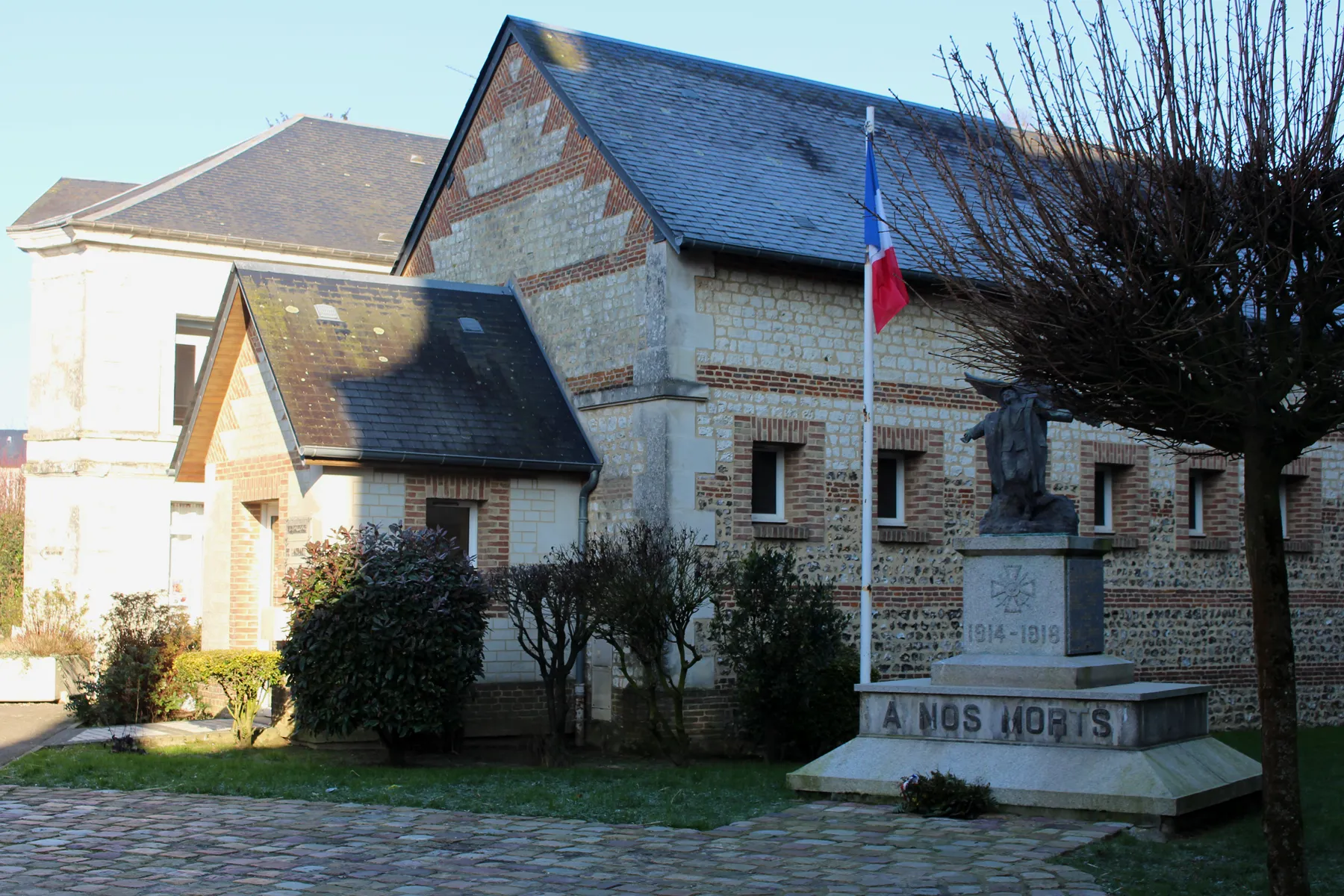 Photo showing: Bibliothèque de Goderville et monument aux morts.