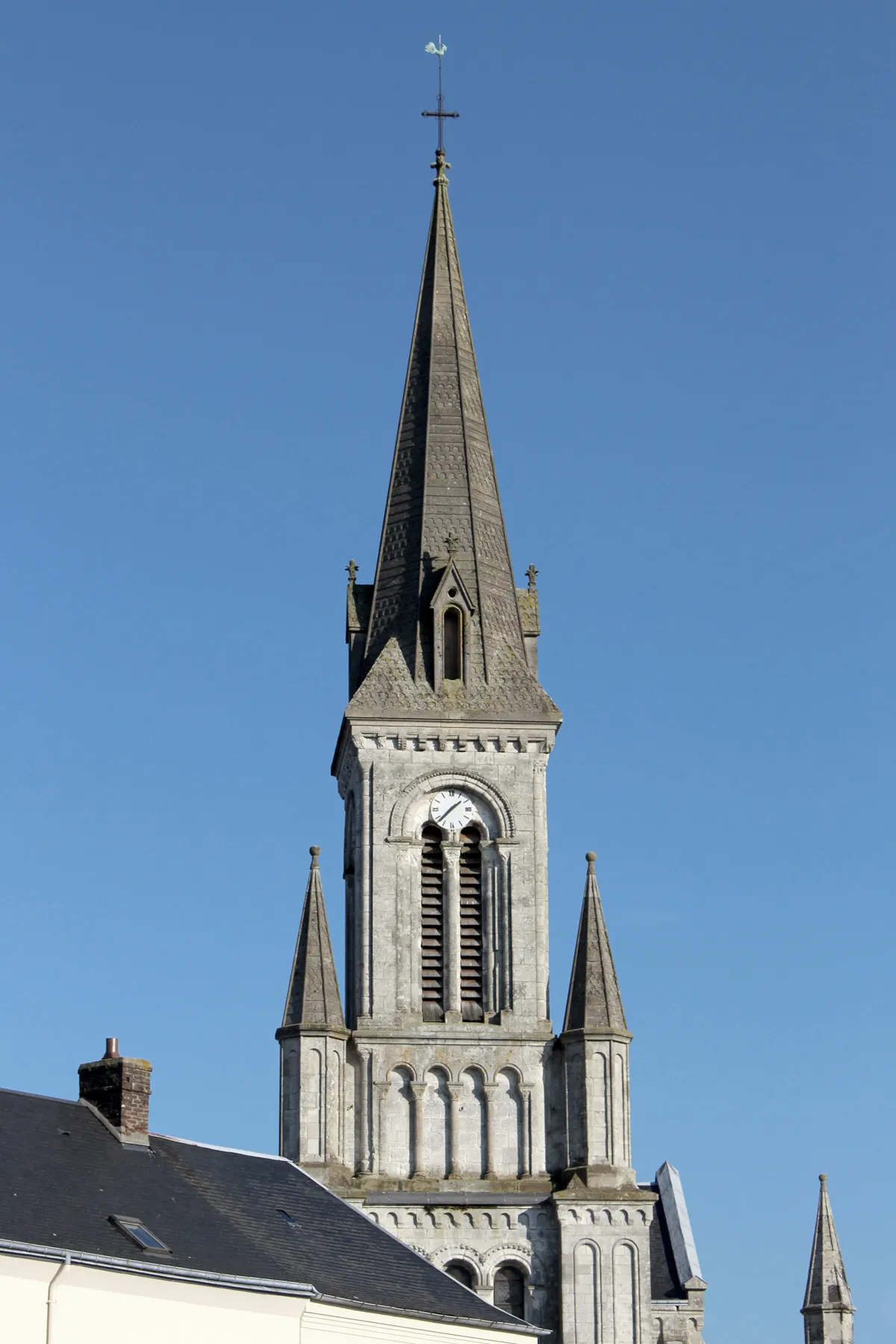 Photo showing: Clocher de l'Eglise vu de la place de Goderville.