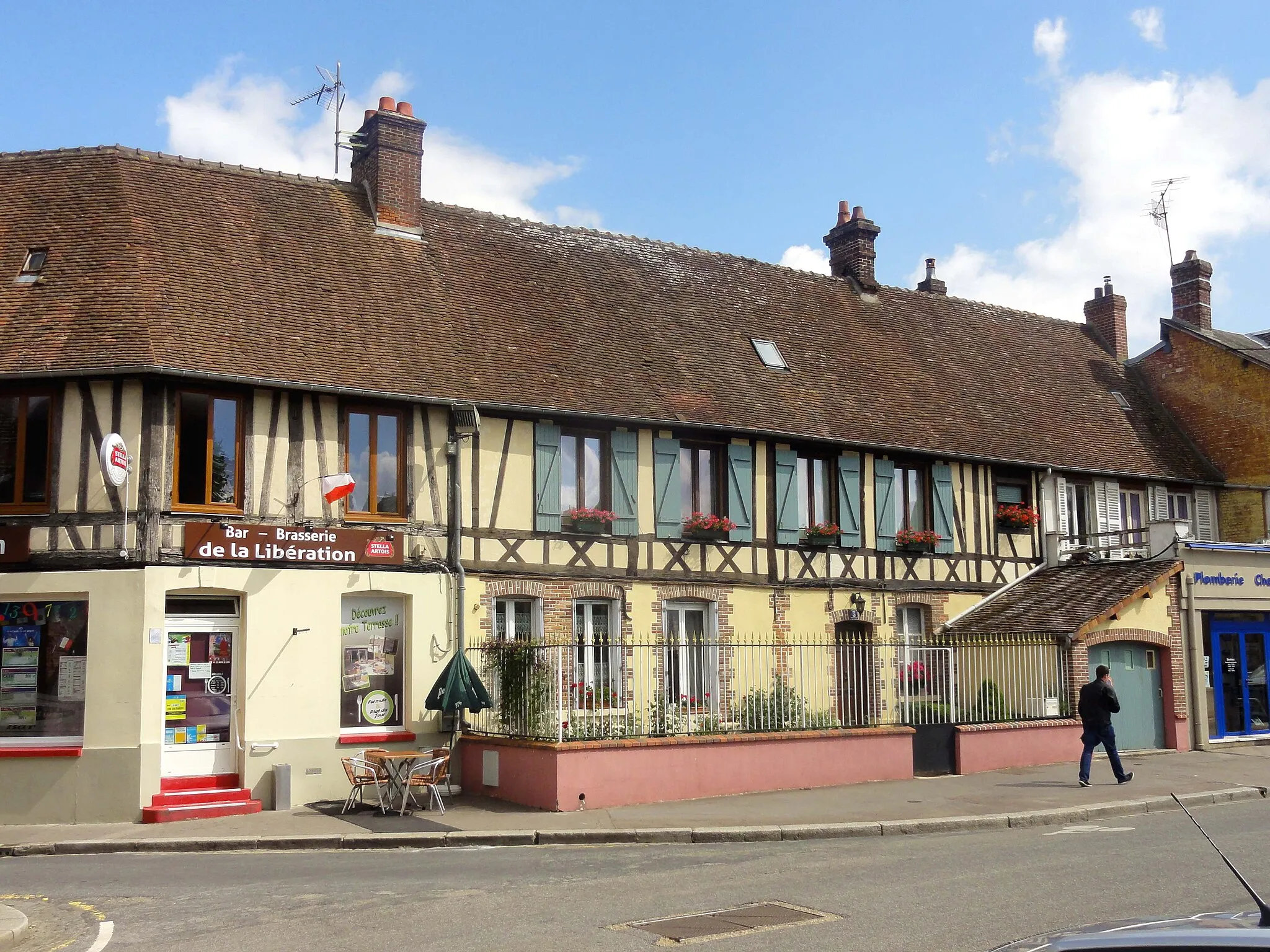 Photo showing: Maison à colombages à l'angle place de la Libération / rue Legrand-Baudu.