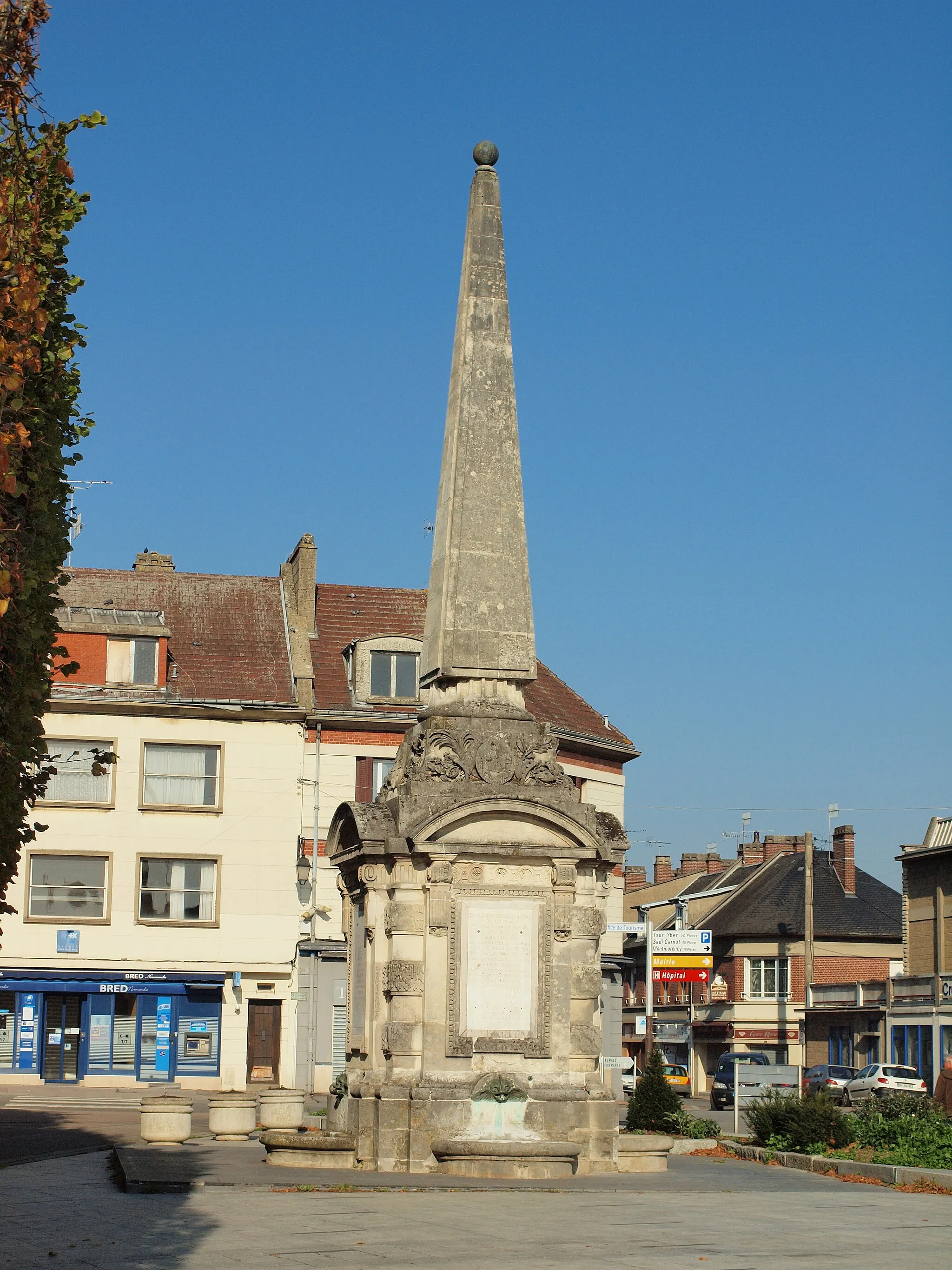 Photo showing: Fontaine pyramidale de Gournay-en-Bray (Seine-Inférieure, France)