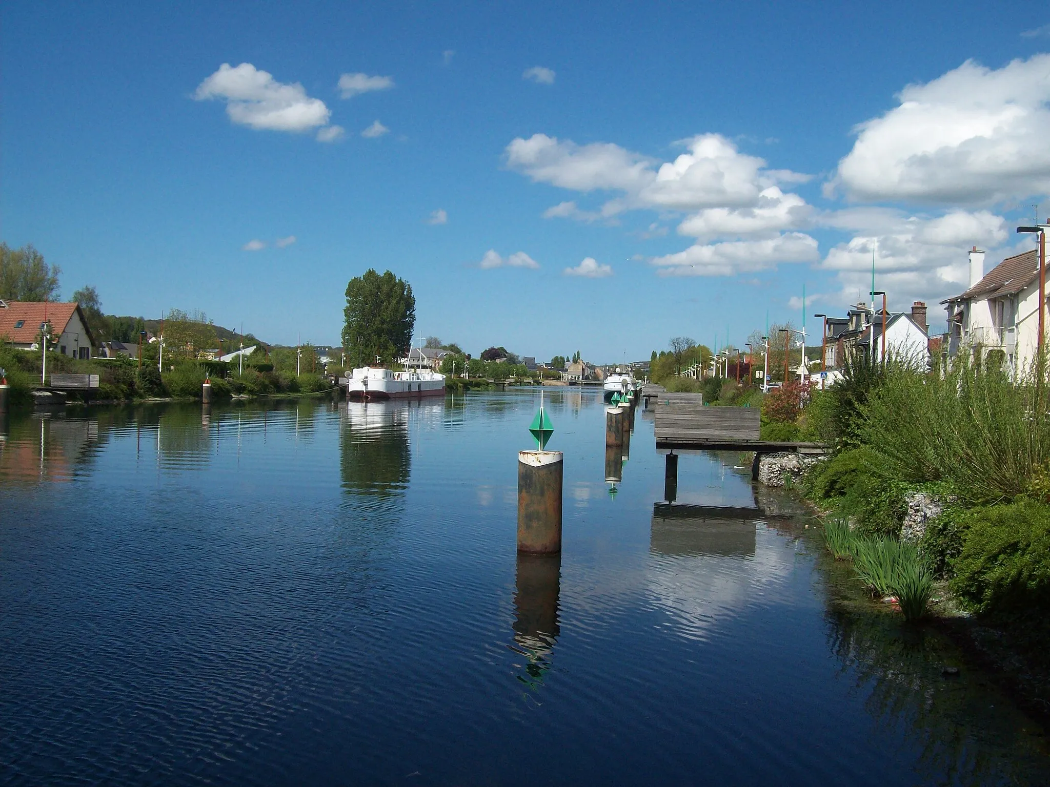 Photo showing: Péniches sur le canal de la Lézarde à Harfleur, Seine-Maritime, France.