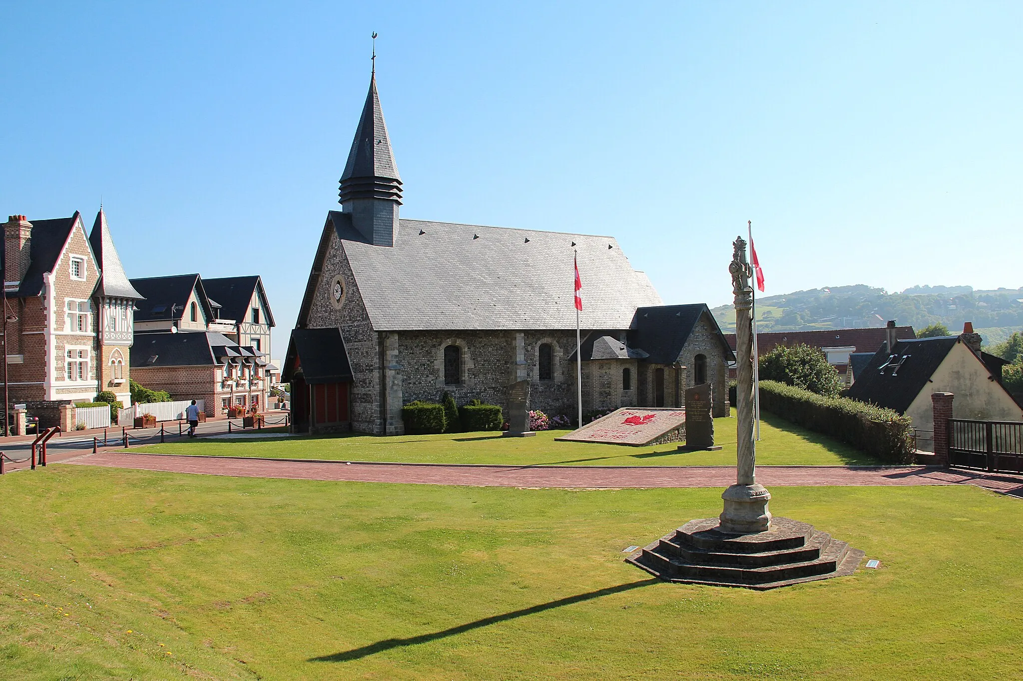 Photo showing: Pourville-sur-mer hameau de la commune de Hautot-sur-Mer (Seine-Maritime) - France, le quartier de la chapelle et du calvaire (1546).