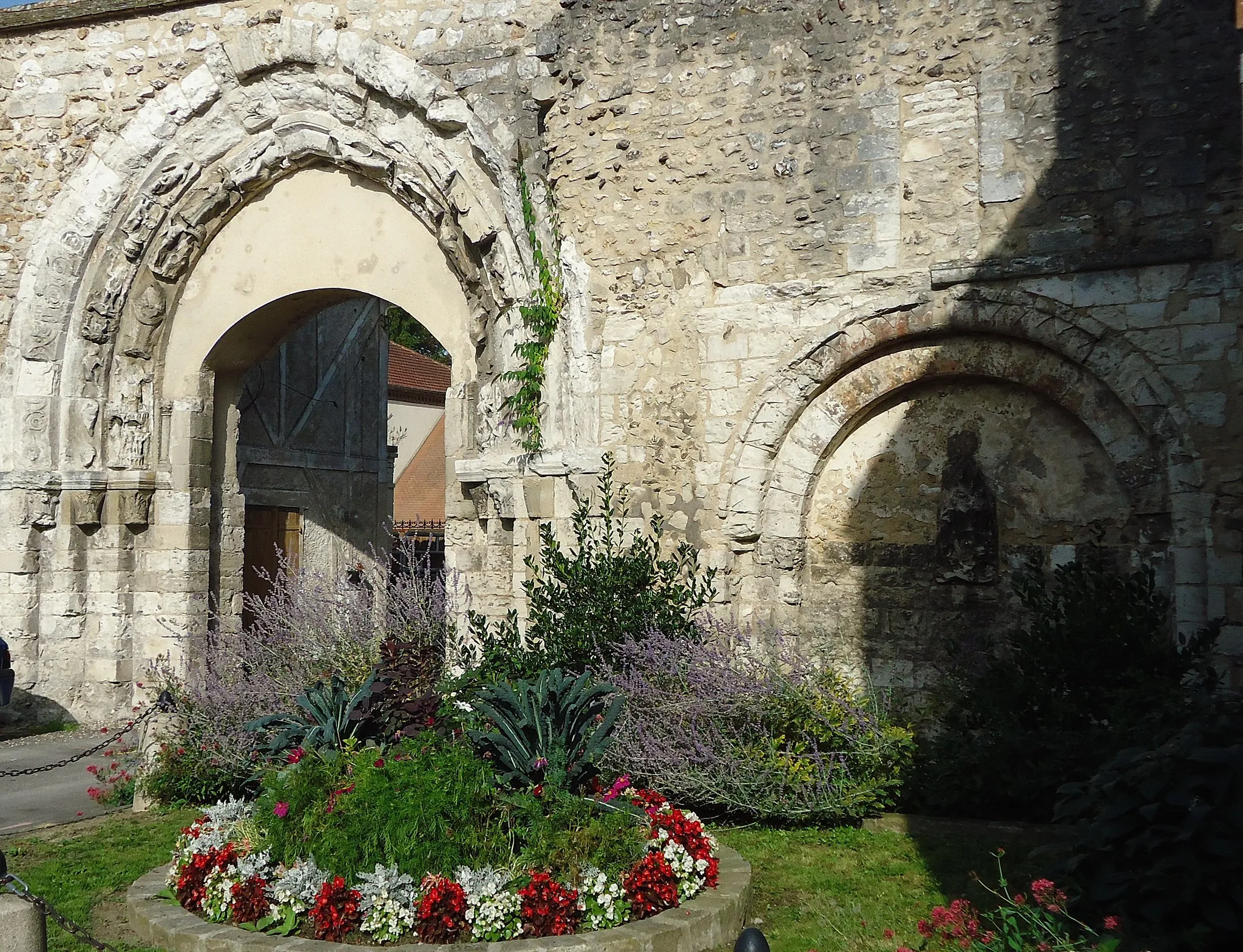 Photo showing: Ivry la Bataille - Portail de l'ancienne Abbaye, XIIe (MH)