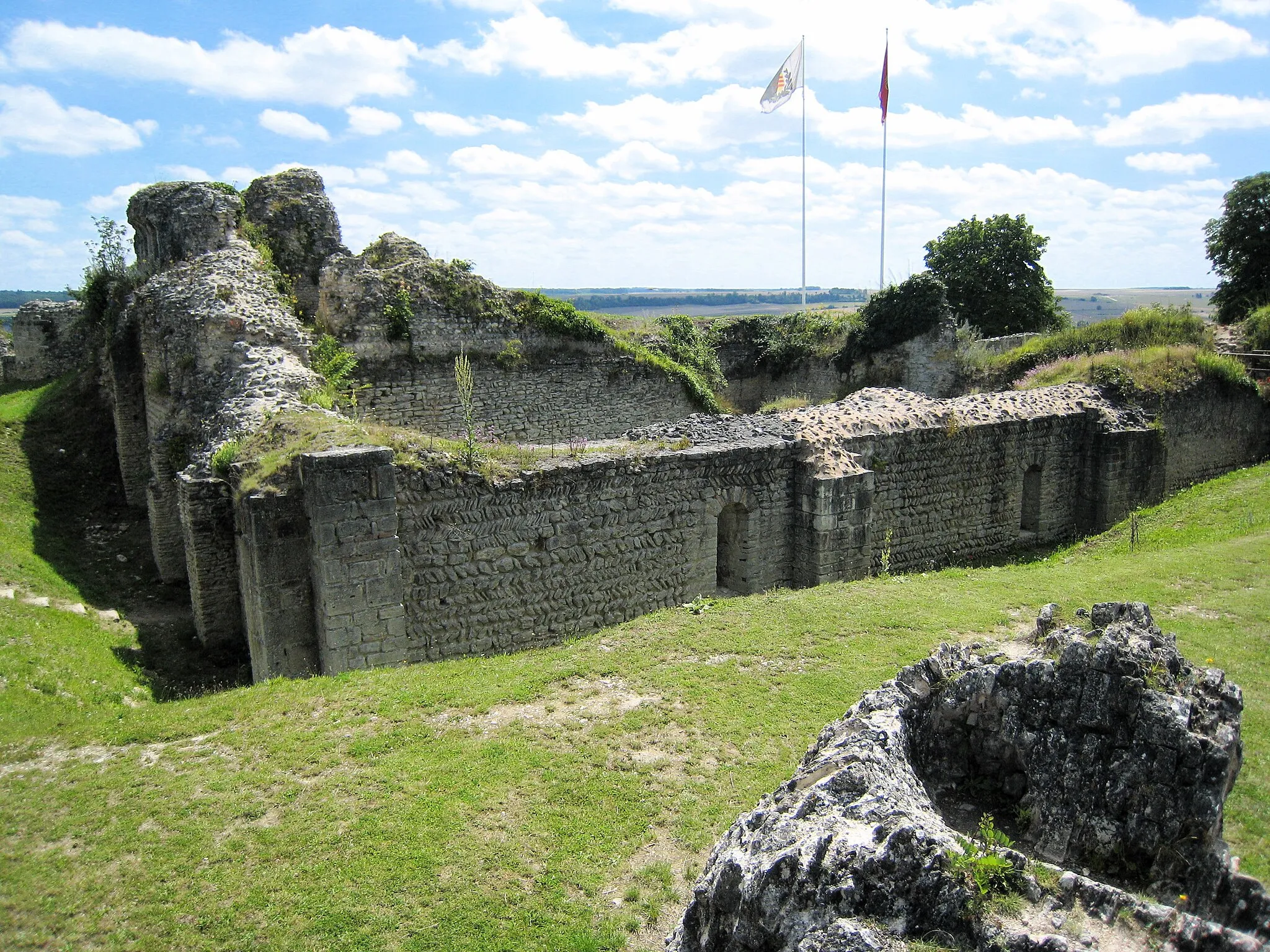 Photo showing: Les ruines du donjon d'Ivry la Bataille (27), France