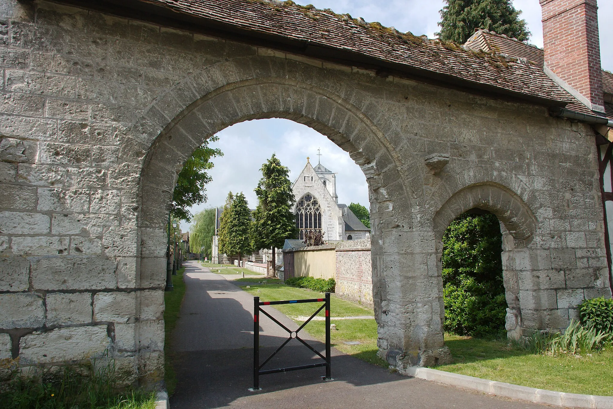 Photo showing: La Saussaye : porte des Chanoines et collégiale Saint-Louis