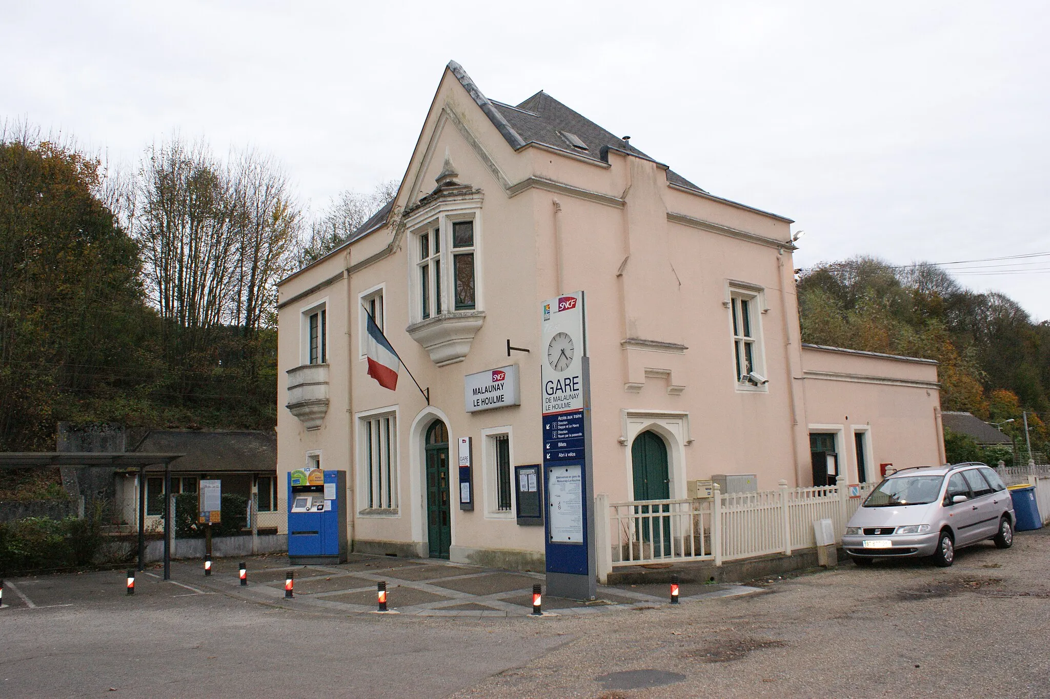 Photo showing: La gare de Malaunay - Le Houlme, le bâtiment voyageurs et l'entrée de la gare.