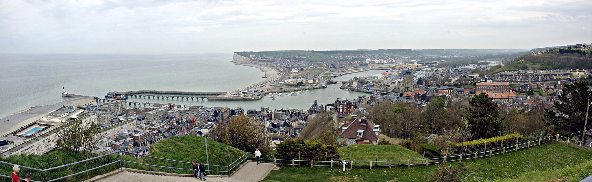 Photo showing: Panorama of the French town of Le Treport.