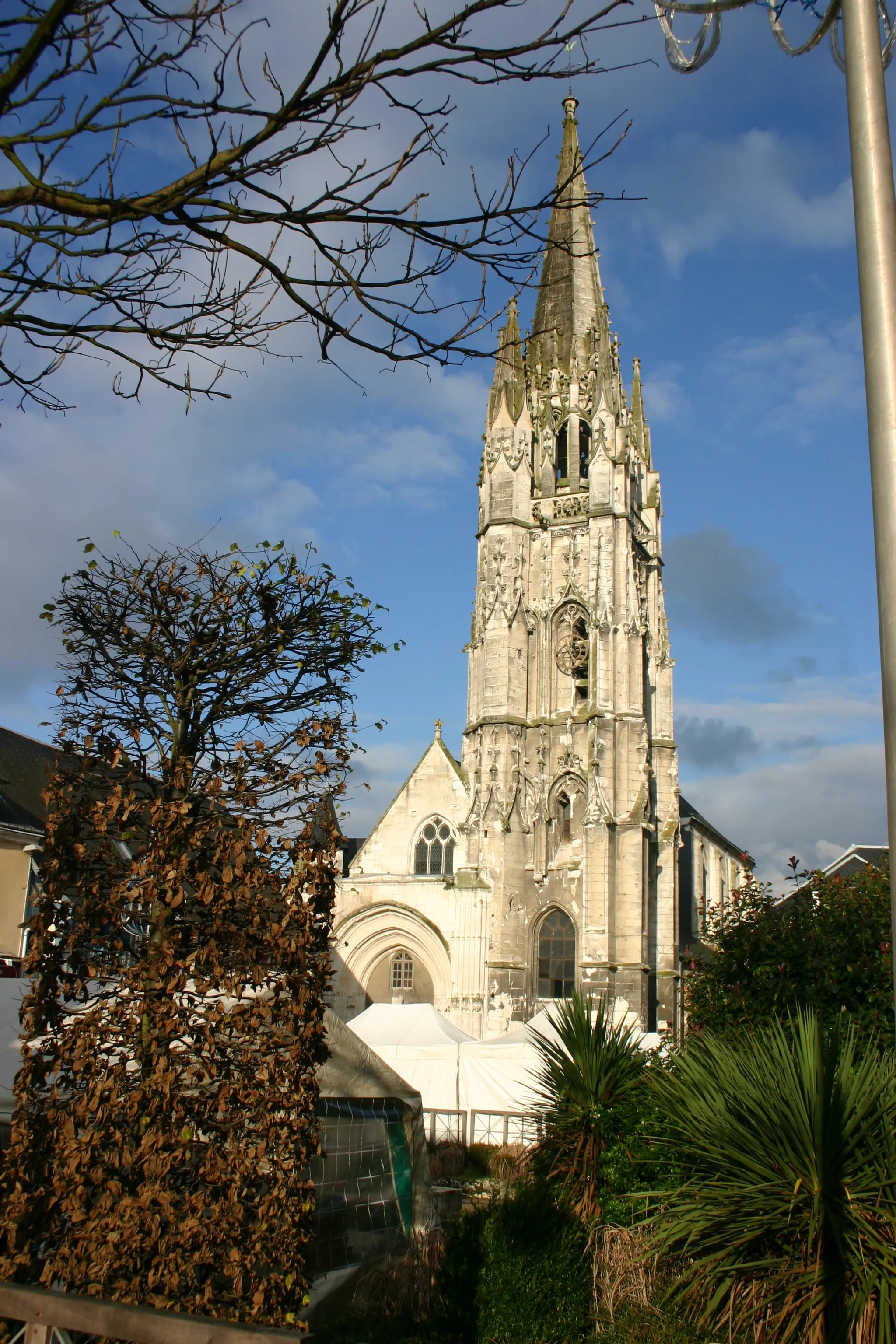 Photo showing: L'église Notre-Dame a été construite pour remplacer l'église Sainte-Marie-du-Château détruite à la fin de la guerre de Cent Ans. Elle a été consacrée en 1517. Le clocher est terminé en 1537 par Michel Delafosse, maçon, avec du calcaire de Plaimbosc et Antoine Cachedieu, charpentier. En 1540, le maçon Michel Delafosse exécute les meneaux des baies et termine la voûte de la tour avec le maçon Michel Combart.