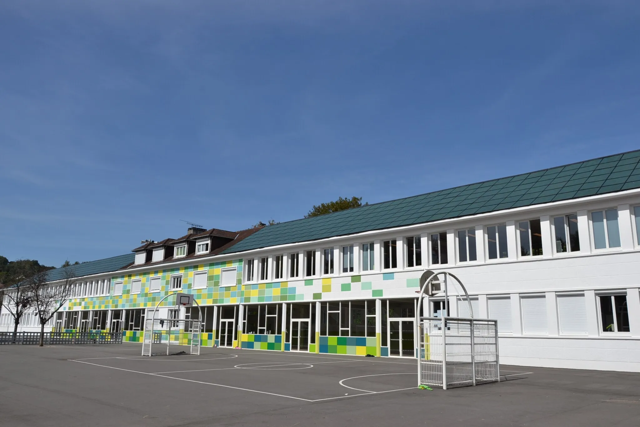 Photo showing: Panneaux solaires sur école Miannay de Malaunay