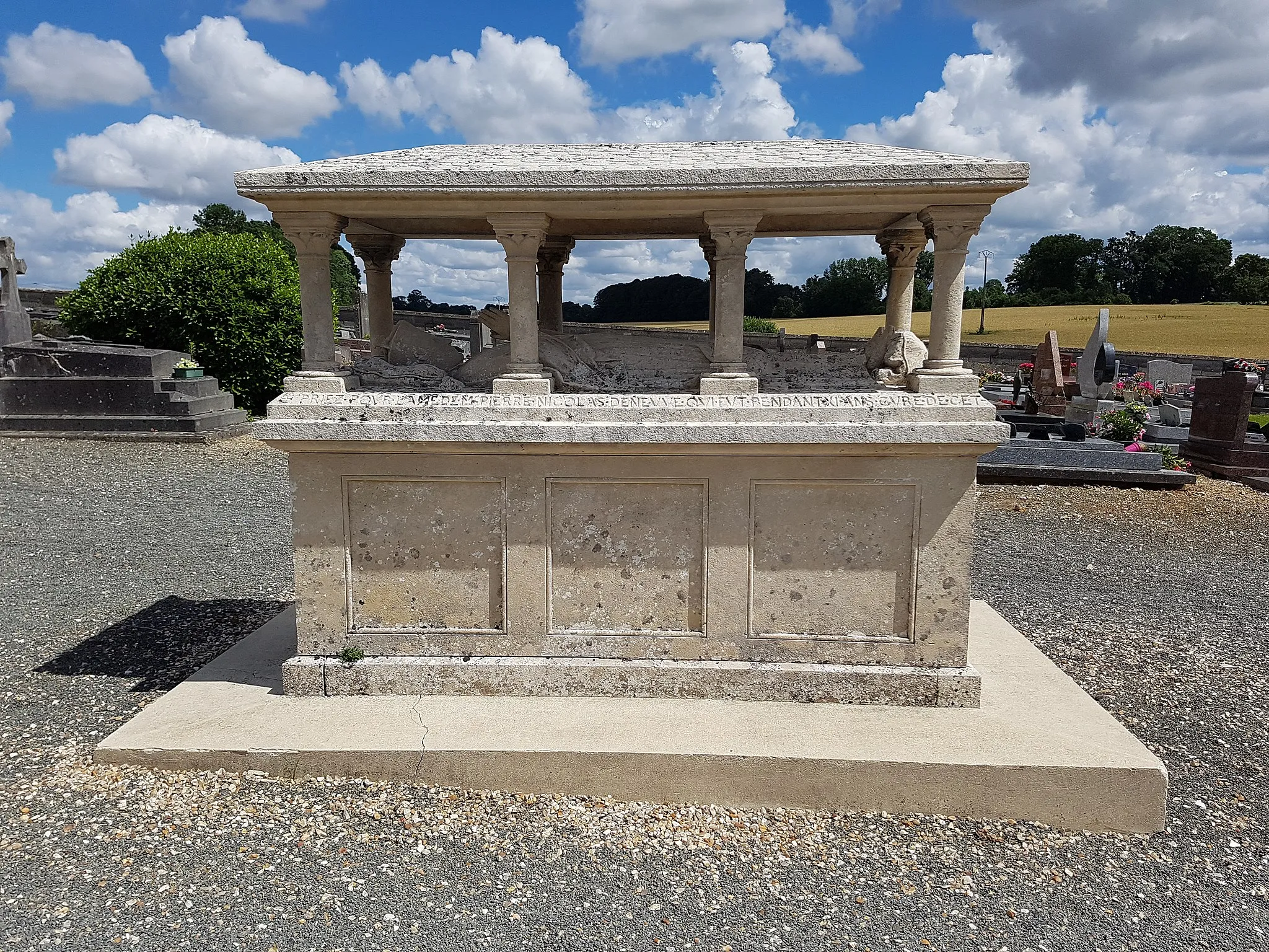 Photo showing: Tombeau avec gisant  de Pierre Nicolas Deneuve, curé de Limésy puis de Sotteville-les-Rouen.