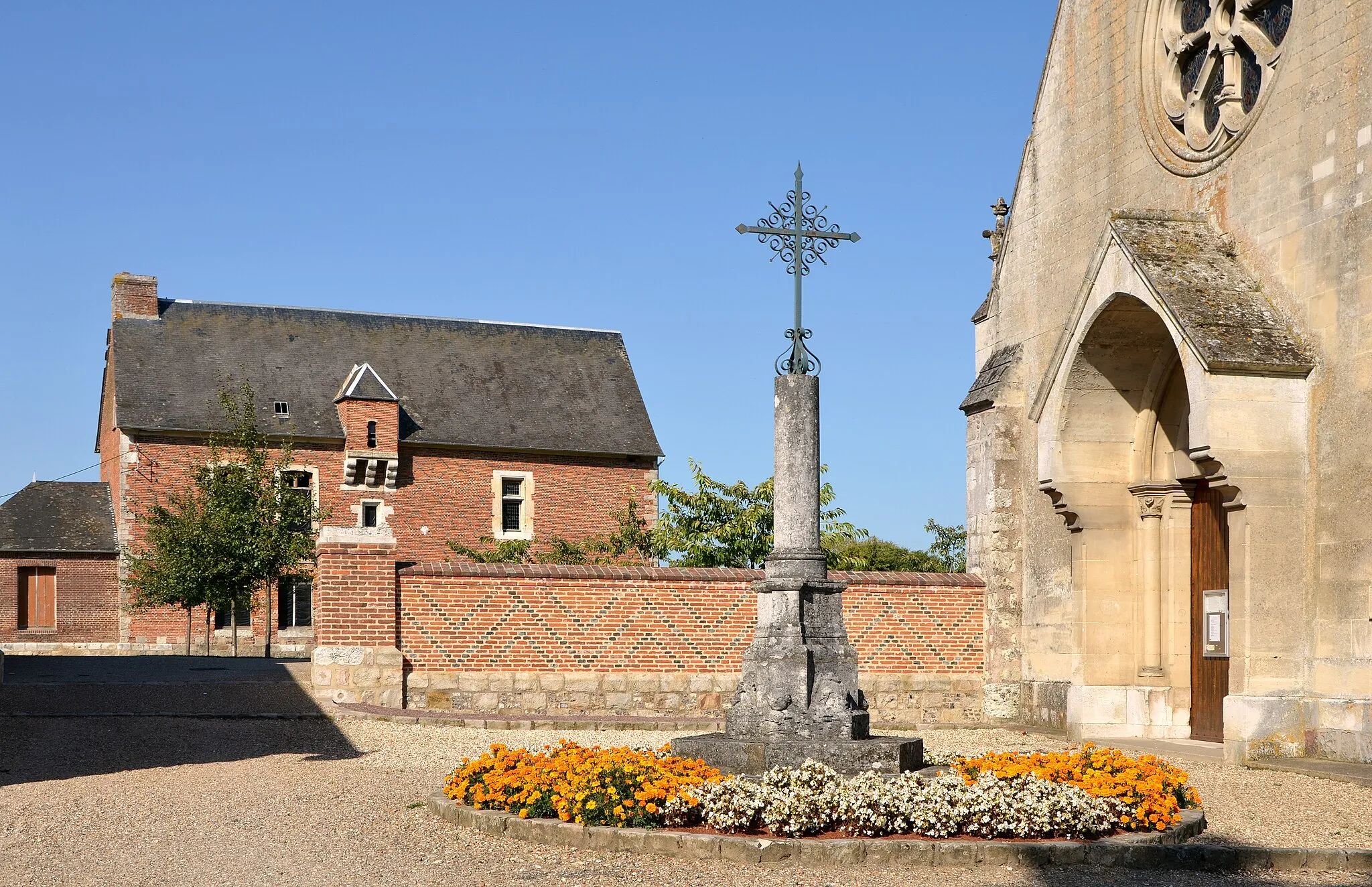 Photo showing: Manoir of Colmont and porch of the church St-Etienne in Perriers-sur-Andelle, Eure, Normandy,  France