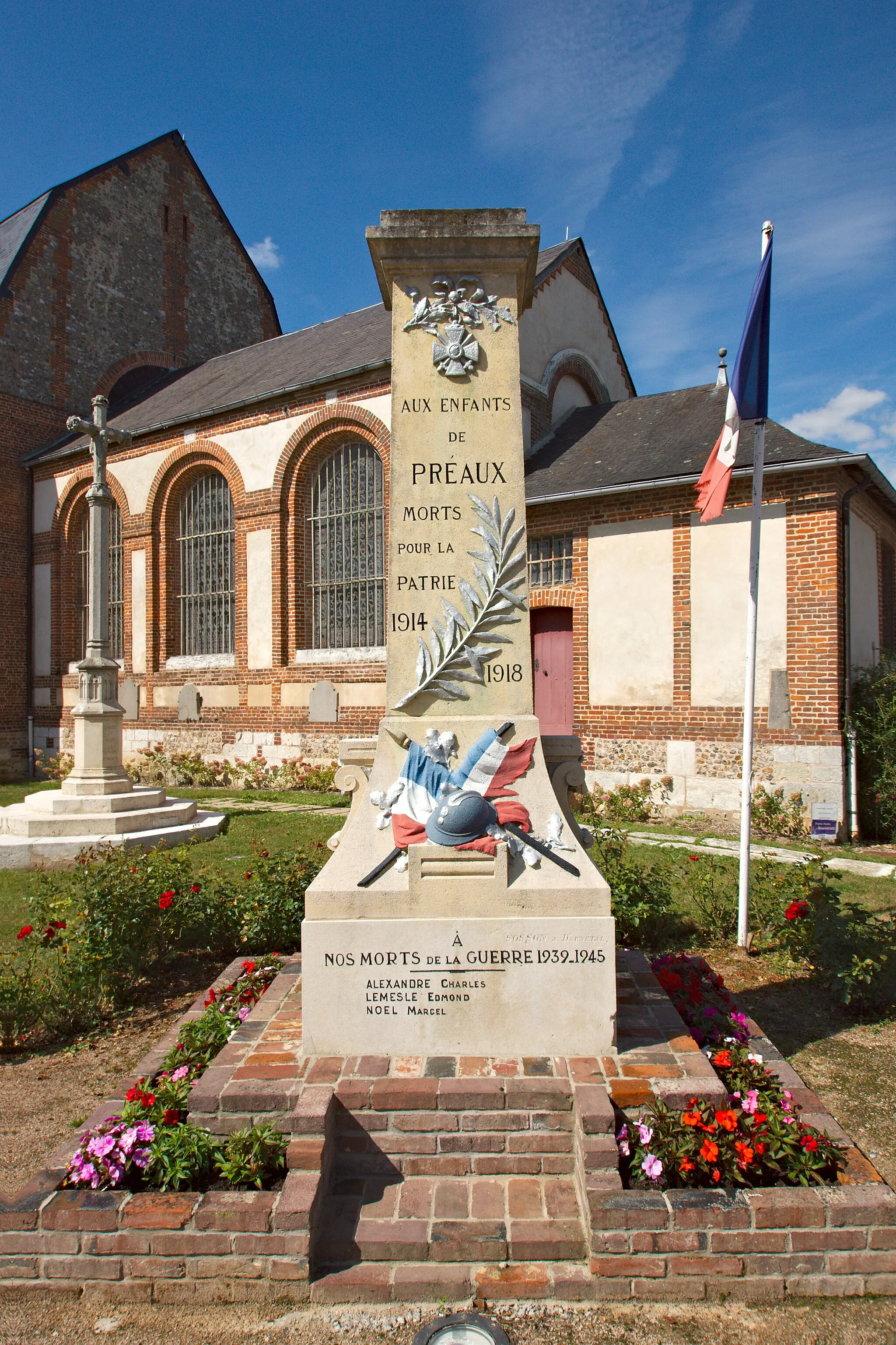 Photo showing: Monument aux morts rue du Bourg à Préaux