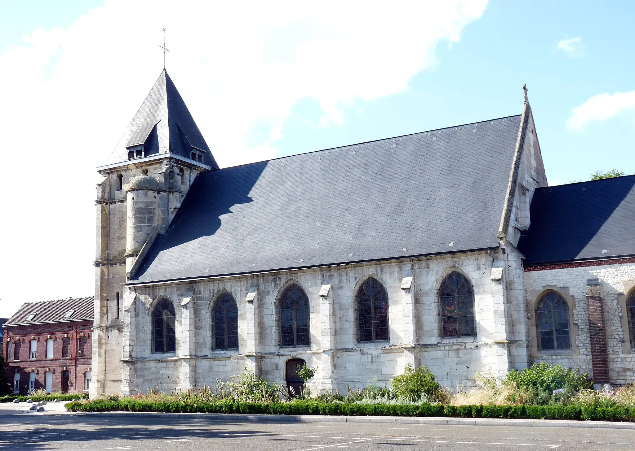 Photo showing: Église Saint-Étienne de Saint-Étienne-du-Rouvray - Vue du Sud-Est