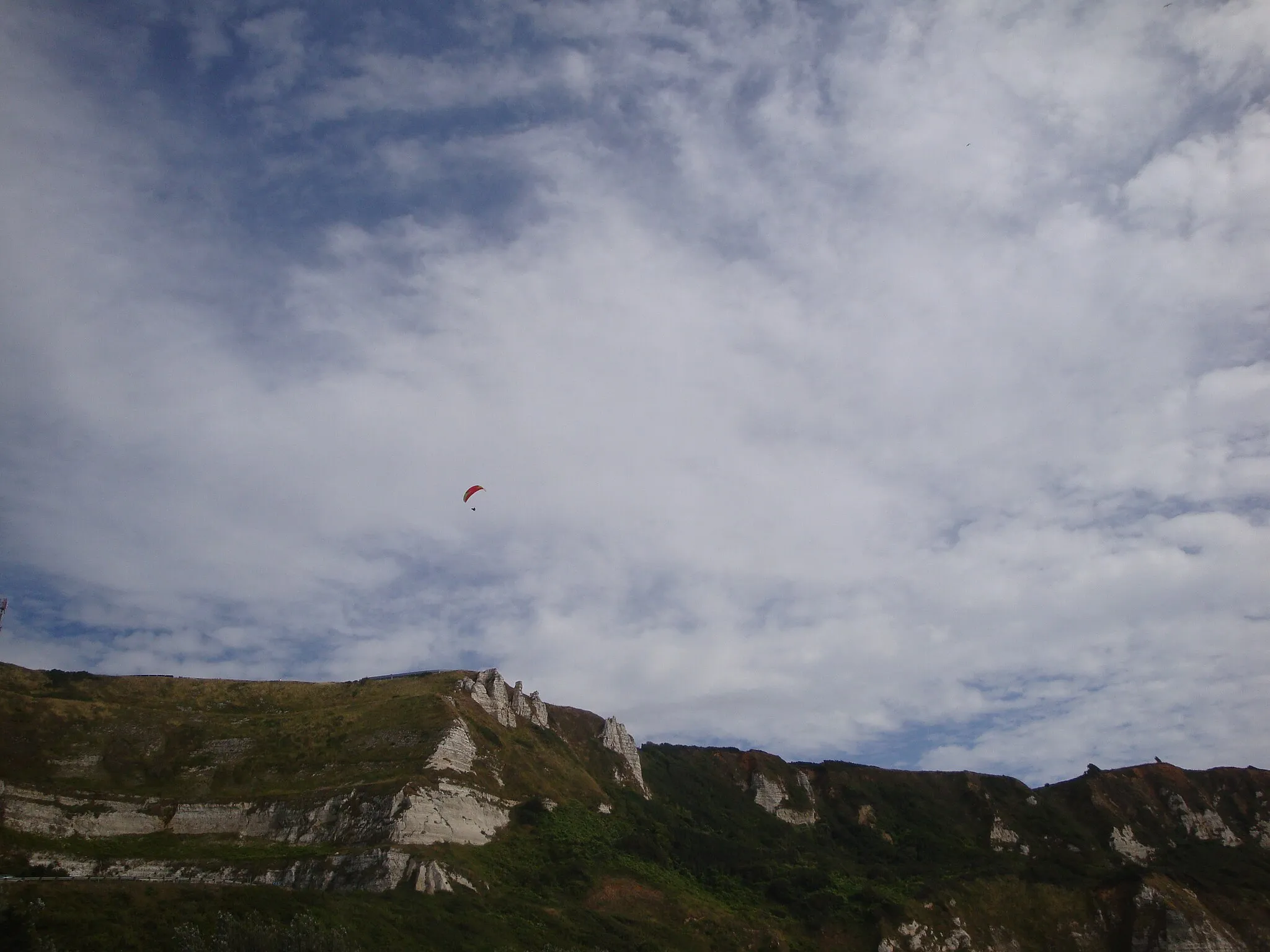 Photo showing: Vue sur un parapente au dessous des falaises de Saint-Jouin-Bruneval