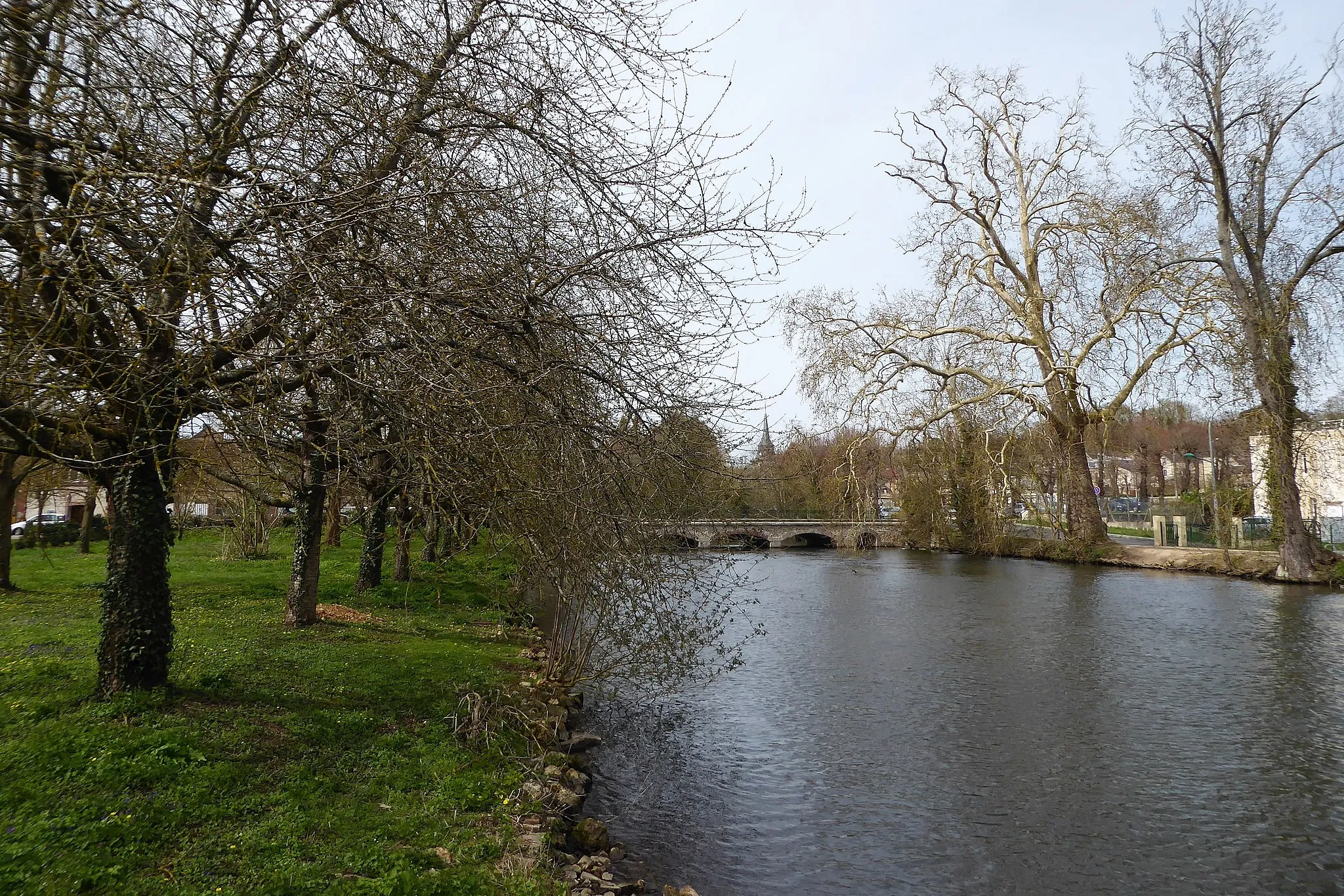 Photo showing: la rivière l'Avre, vue du château de Saint-Lubin-des-Joncherets, Eure-et-Loir, France.