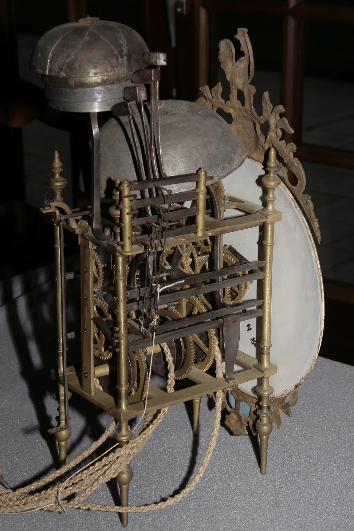 Photo showing: Horloge équipée d’un mouvement dit « lanterne » à sonnerie des quarts d’heure comprenant quatre petites cloches pour les quarts et une très grosse cloche pour les heures. L’échappement est à ancre. Le mécanisme à lanterne est caractérisé par la forme de la cage : 4 piliers ouvragés sur lesquels viennent se fixer des pivots.1er quart du 19ème siècle. Ébéniste :  Letellier. Collection du musée de l'horlogerie de Saint-Nicolas d'Aliermont.  Inv. 209.02.01