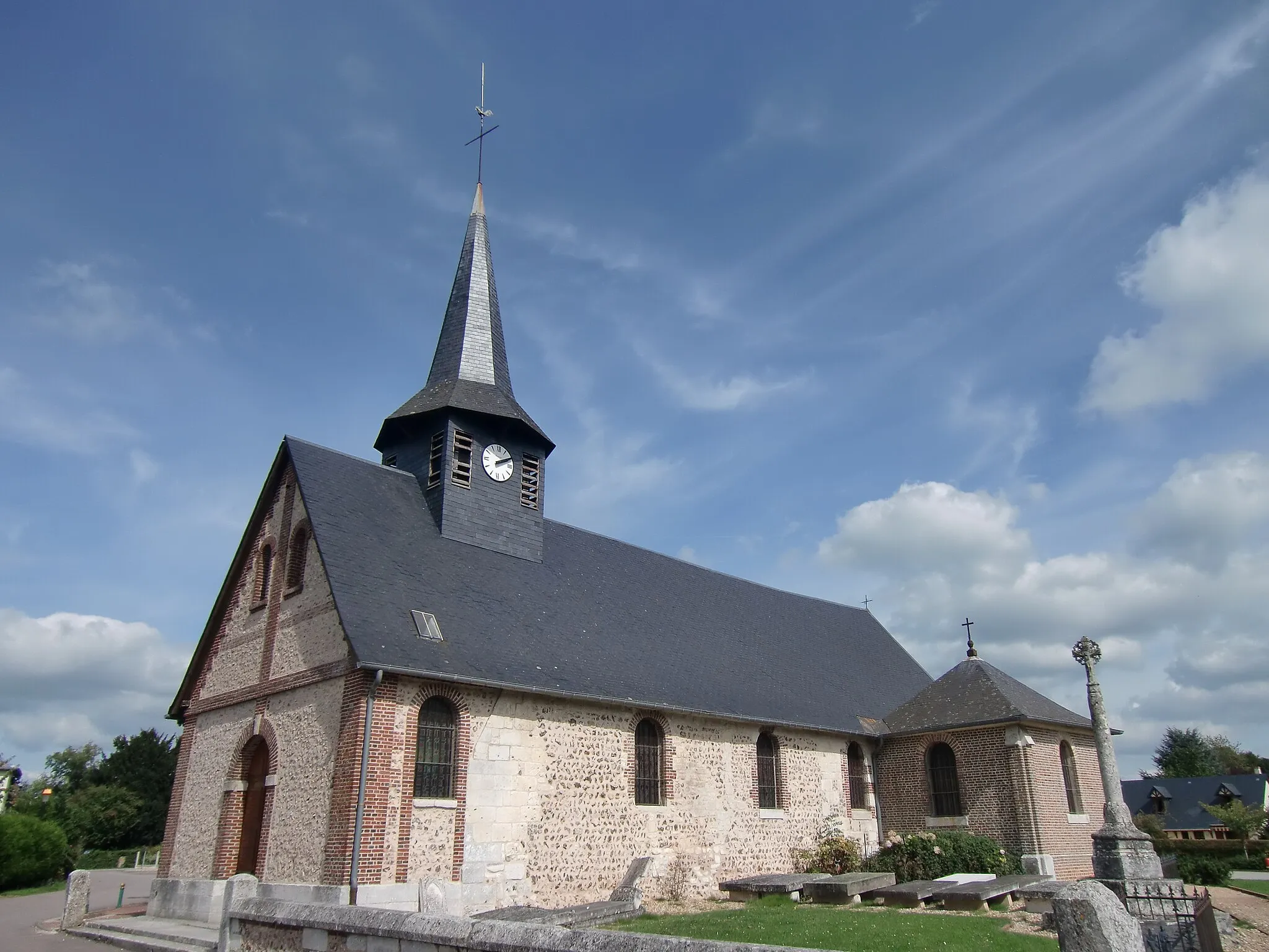 Photo showing: église de Saint-Ouen-de-Thouberville et (sur la droite) la croix de cimetière classée (Eure, Normandie, France)
