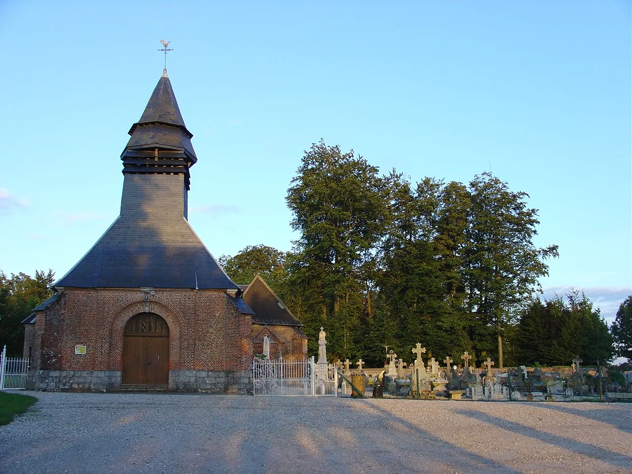 Photo showing: Ouville L'Abbaye: Church (picture taken by me during my holidays).