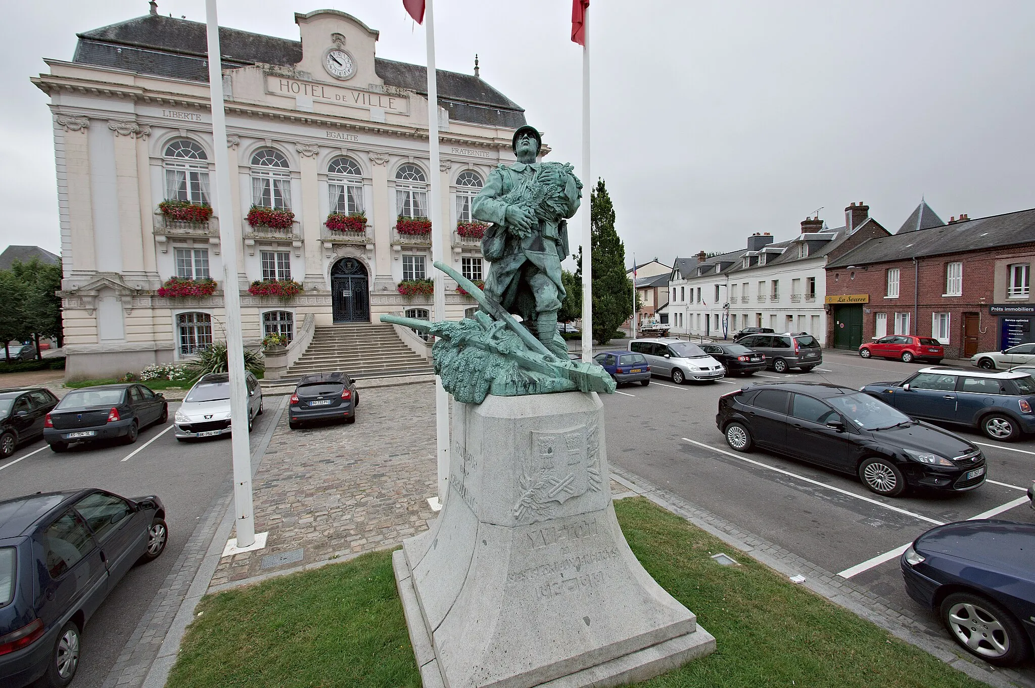 Photo showing: Monument aux morts et hôtel de ville, place de l’Hôtel-de-Ville, à Yvetot.