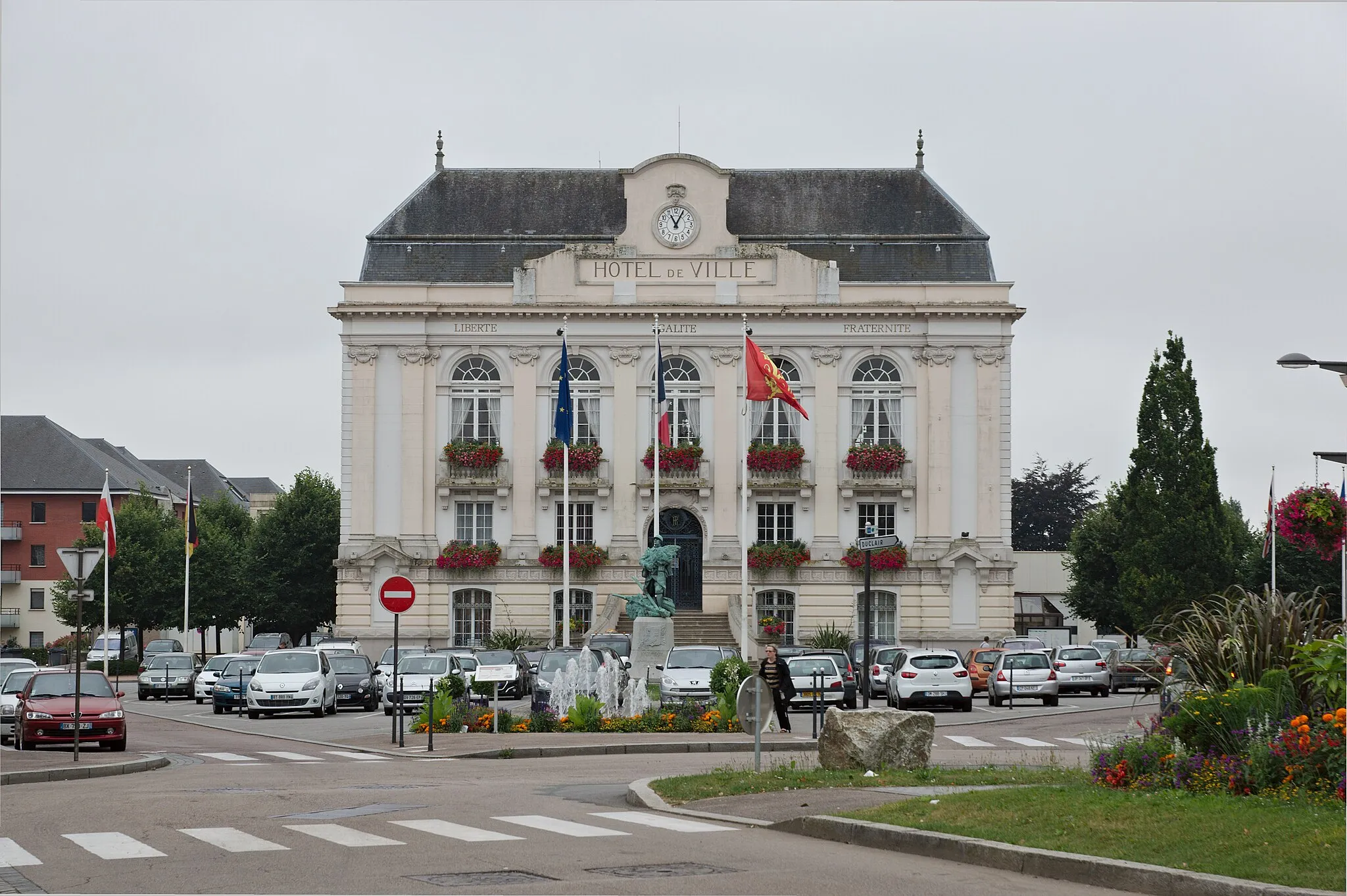 Photo showing: Hôtel de ville et place de l’Hôtel-de-Ville, à Yvetot.