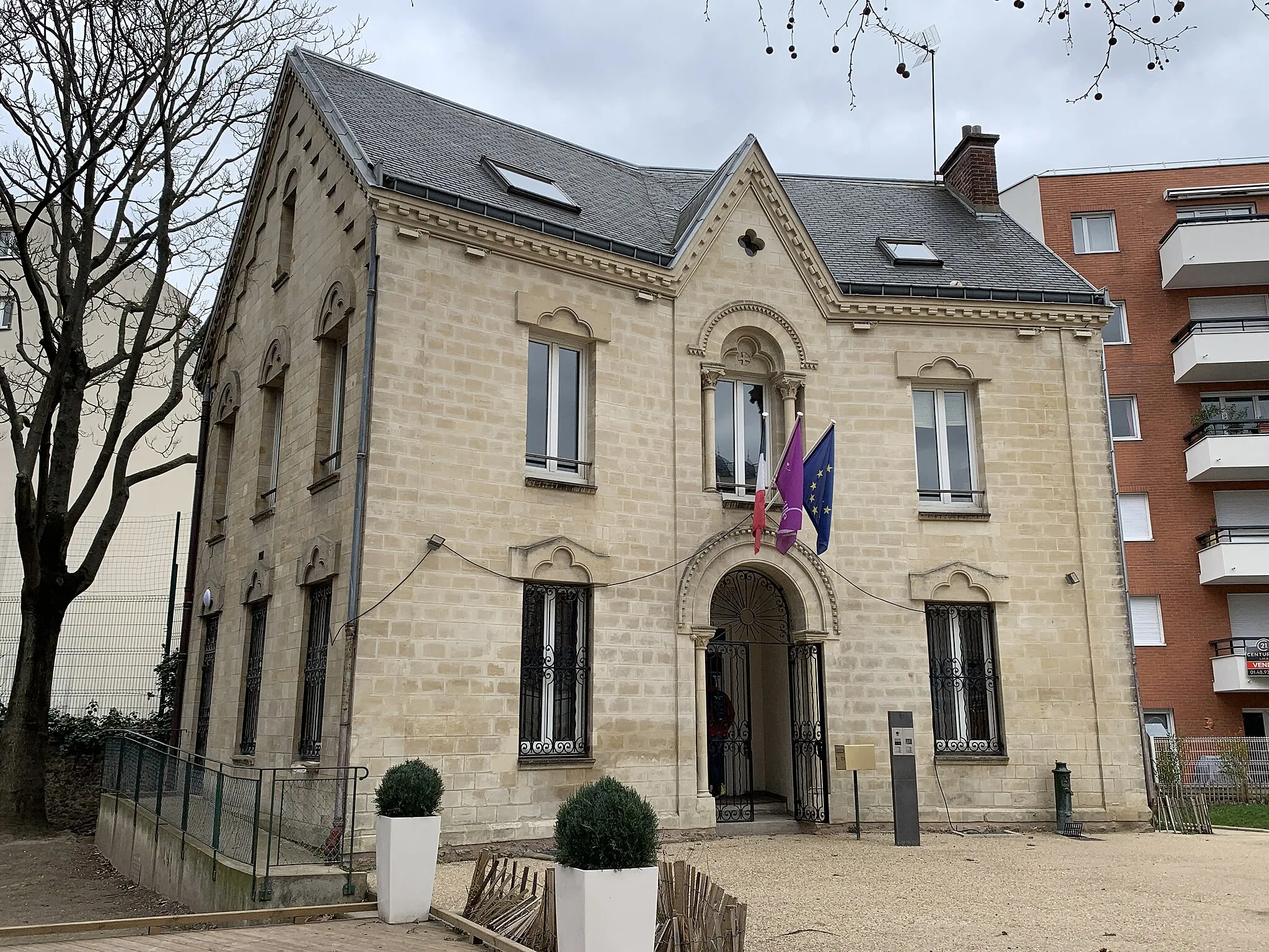 Photo showing: Bâtiment dans le square Gabriel Meynet, Alfortville.