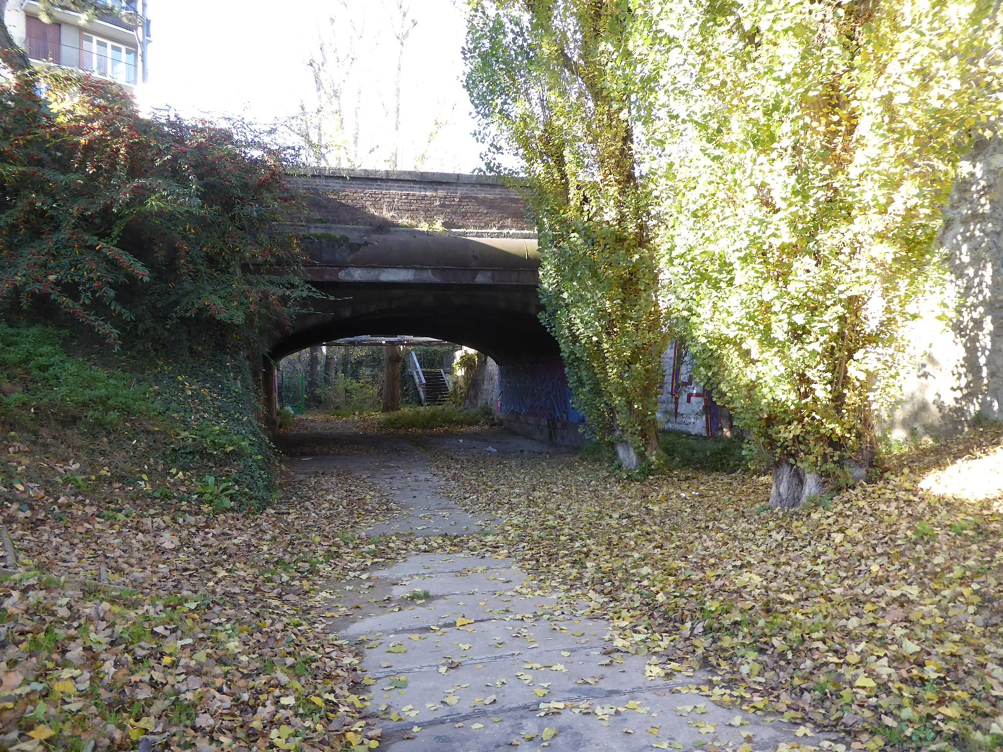 Photo showing: Ancien tracé de la Bièvre recouverte à Arcueil sous le pont de la D 61 (avenue Paul Doumer).
