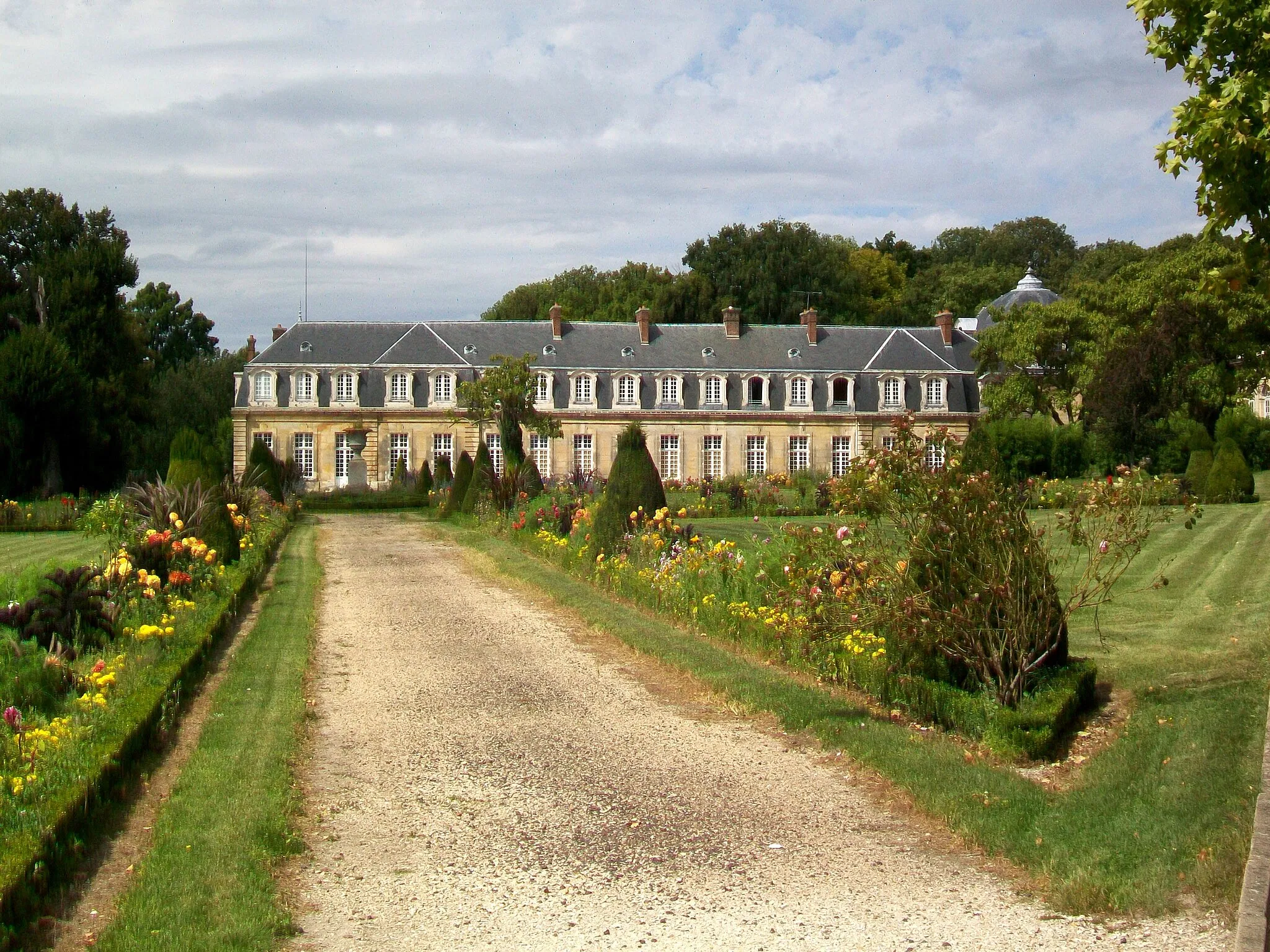 Photo showing: Parterres de fleurs devant le château.