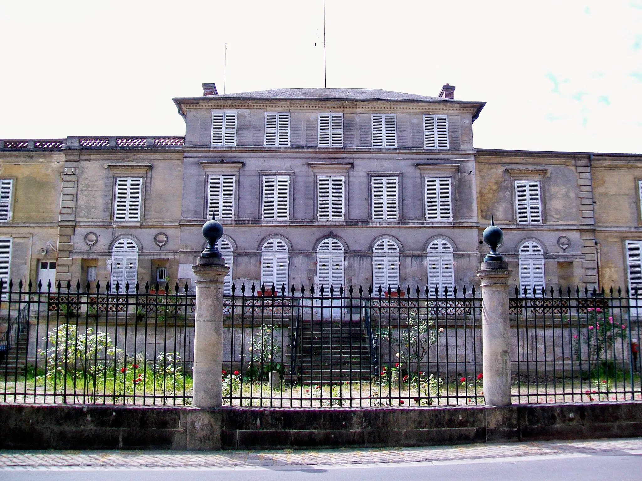 Photo showing: Le Château-Neuf, rue du Four, est loin de son époque de splendeur.