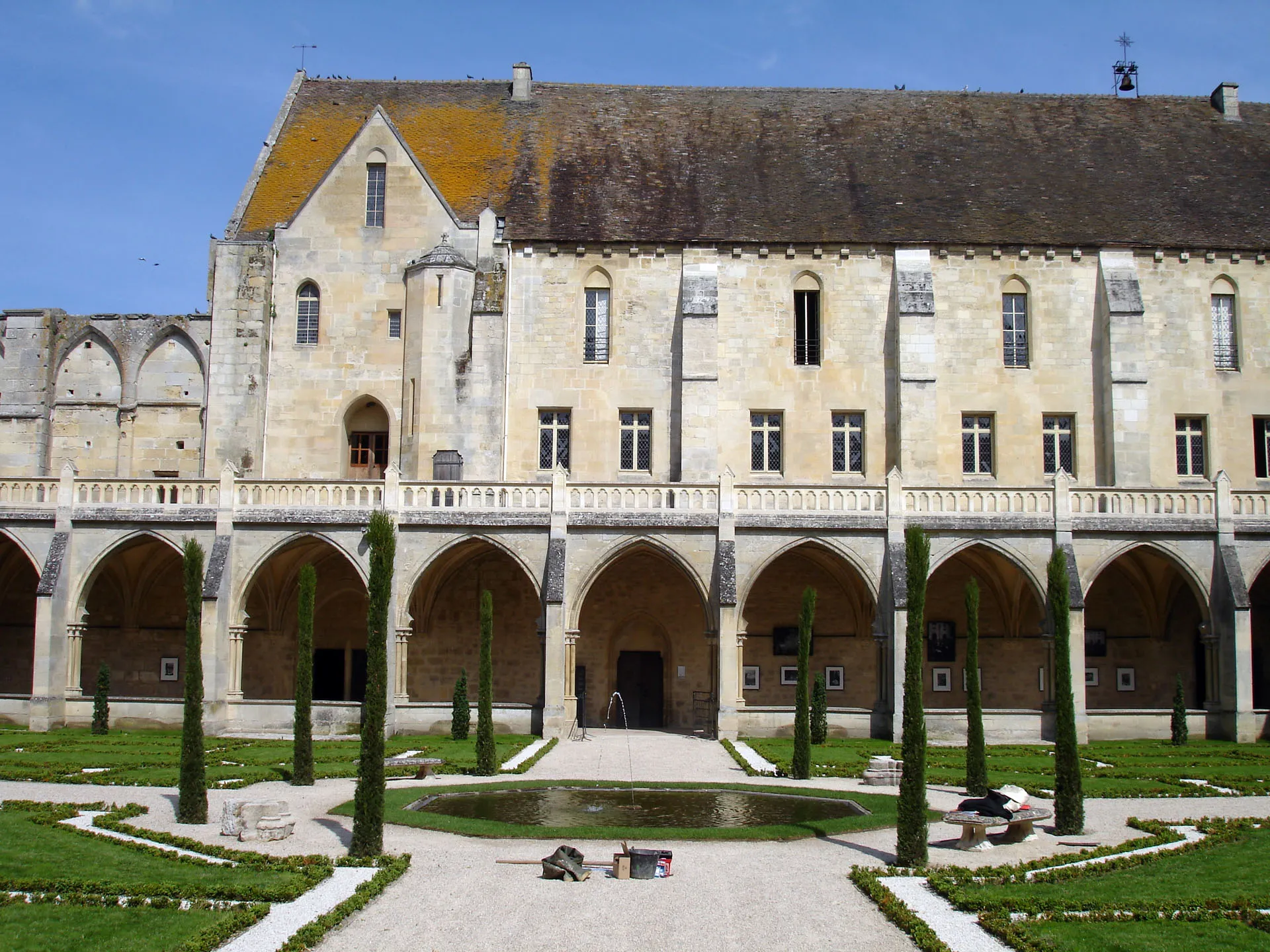 Photo showing: Le cloître et le bâtiment des moines de l'abbaye de Royaumont, Val-d'Oise, France.