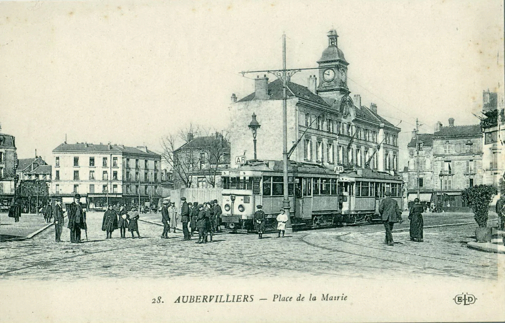 Photo showing: Carte postale ancienne éditée par ELD N°28 AUBERVILLIERS : Place de la Mairie Gros plan du terminus des tramways électriques ligne AR