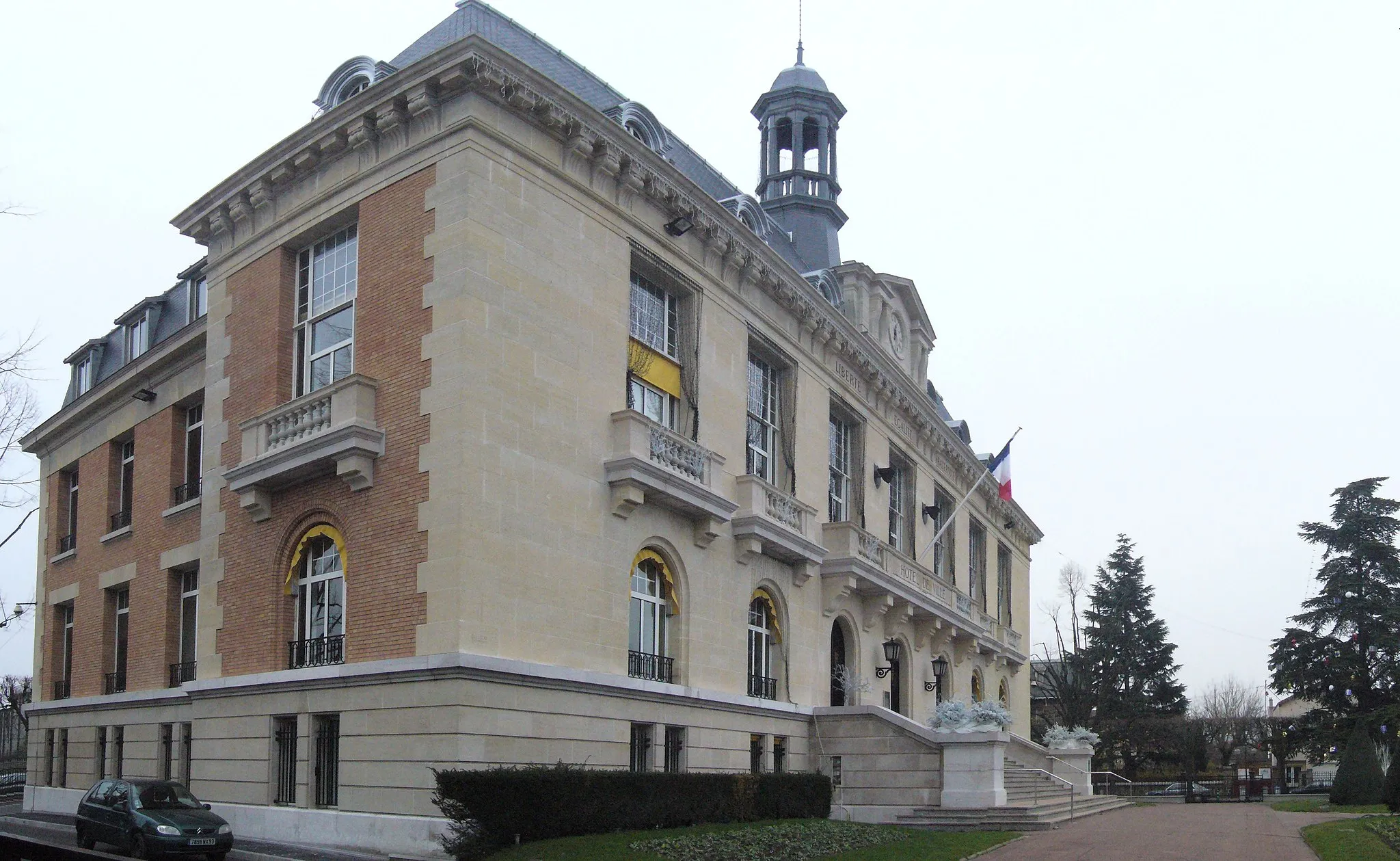 Photo showing: Vue panoramique de la mairie d'Aulnay-sous-Bois / Panoramic view of Aulnay-sous-Bois (Seine-Saint-Denis, France) city hall.