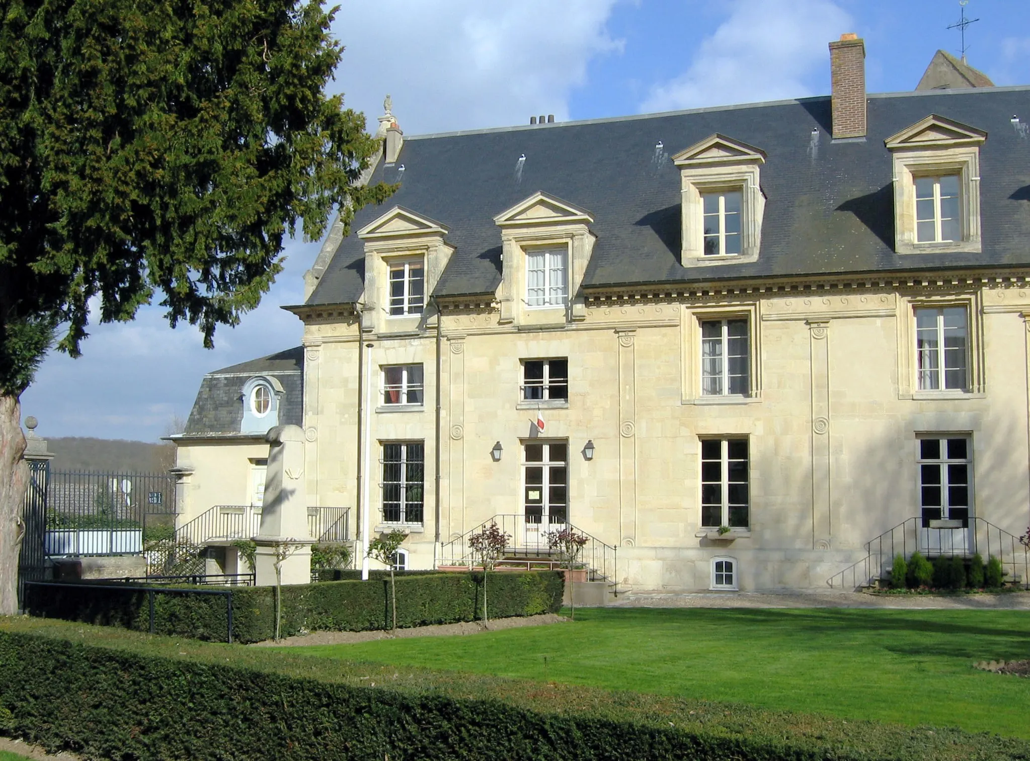 Photo showing: Mairie de la commune de Bazemont, ancien château seigneurial (78 - Yvelines)