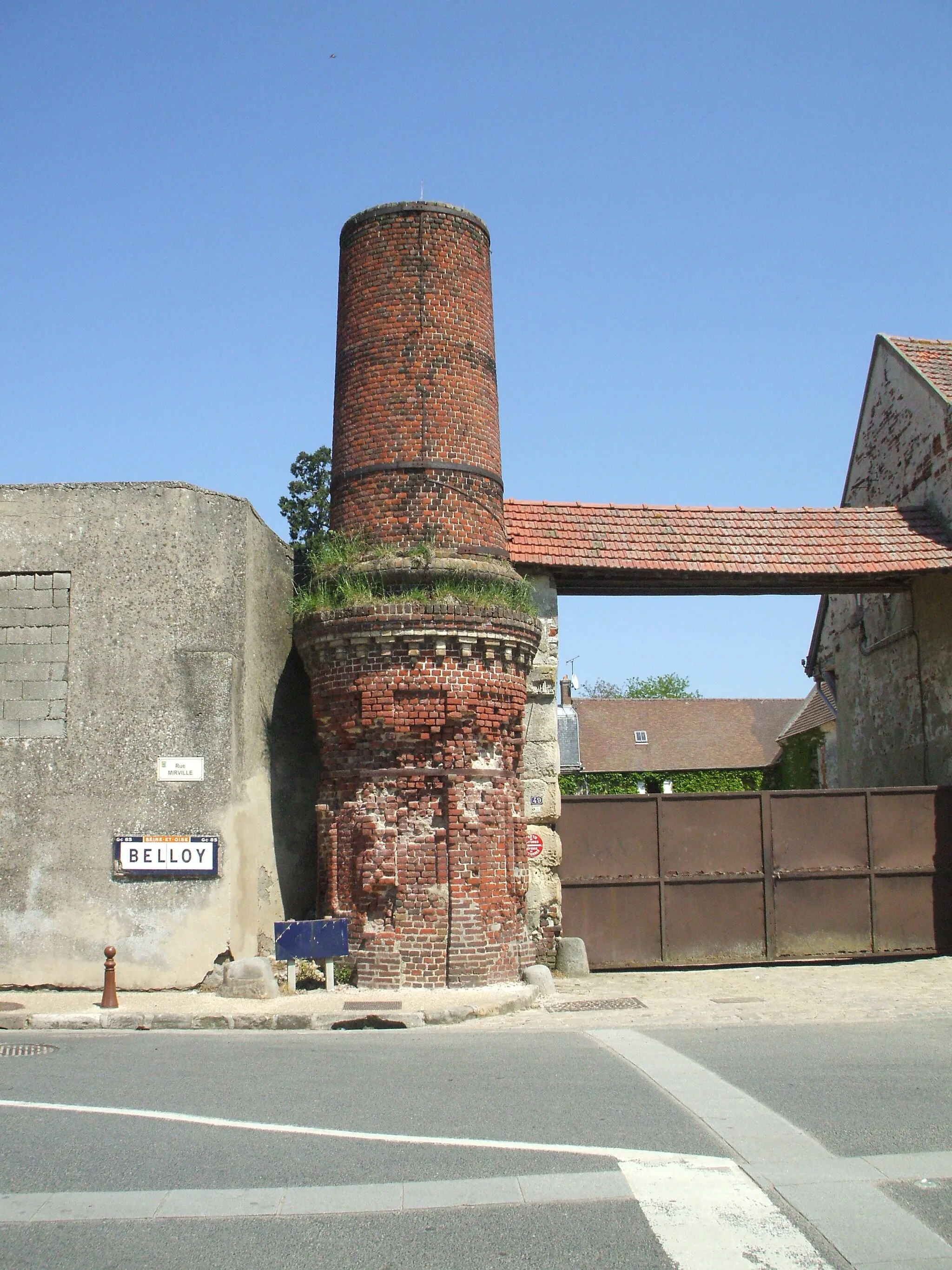 Photo showing: cheminée de la Distillerie de belloy en france val d'oise