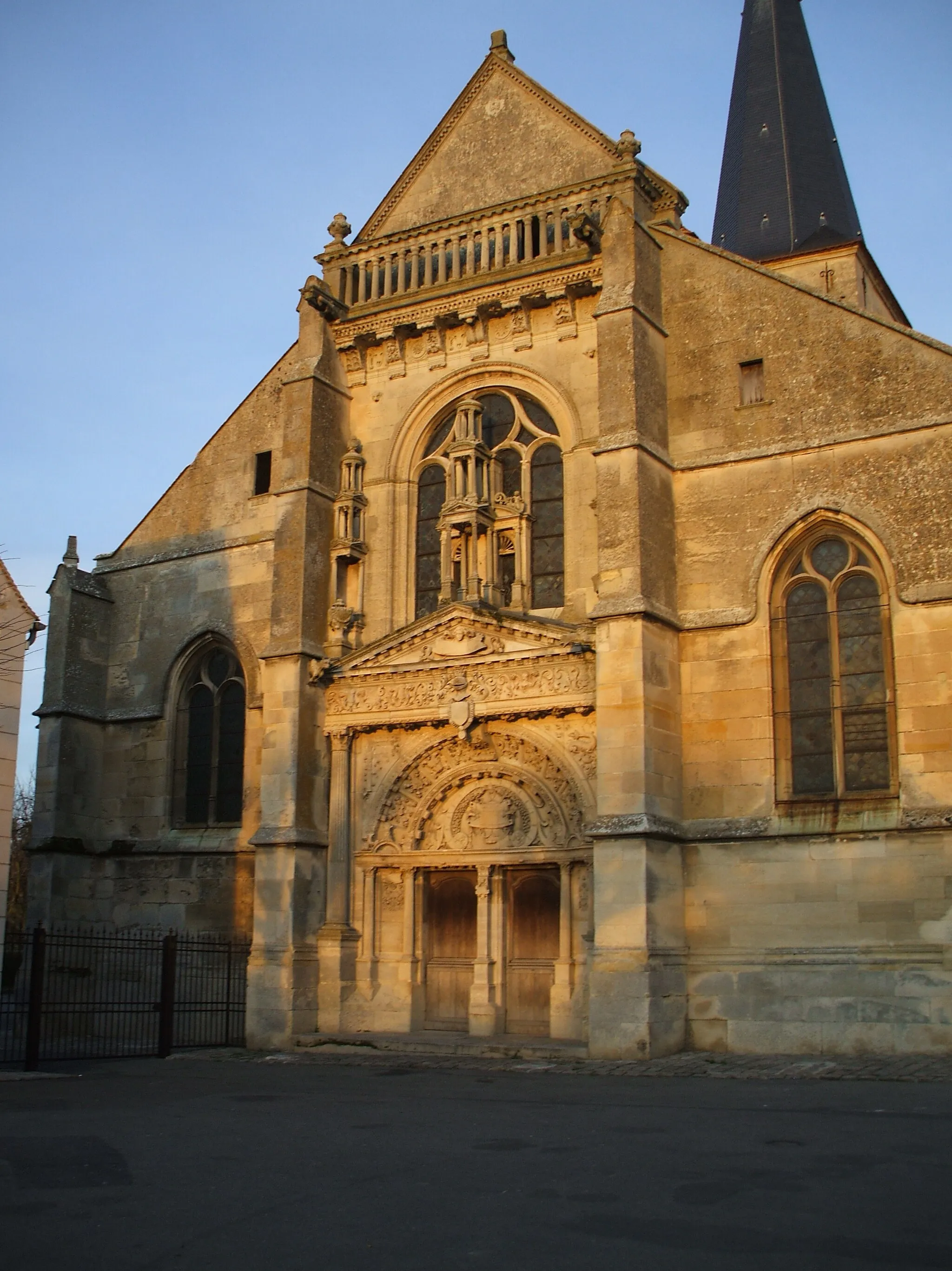 Photo showing: ouest side of belloy en france church's