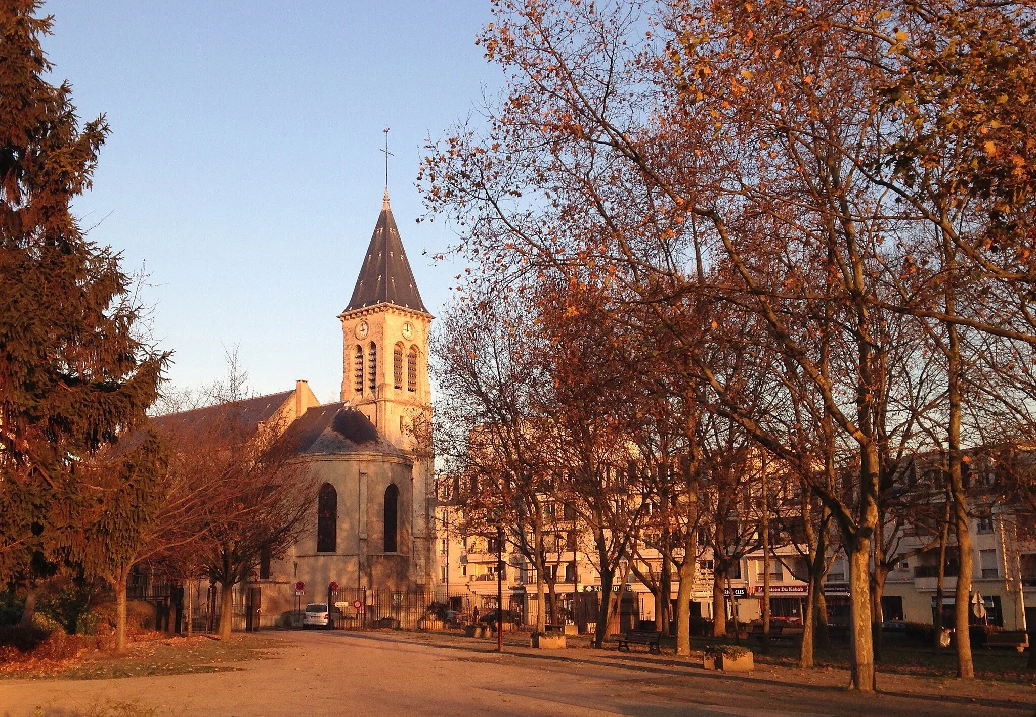 Photo showing: L'église de Bondy (93) vue depuis le square de l'Hôtel de Ville.