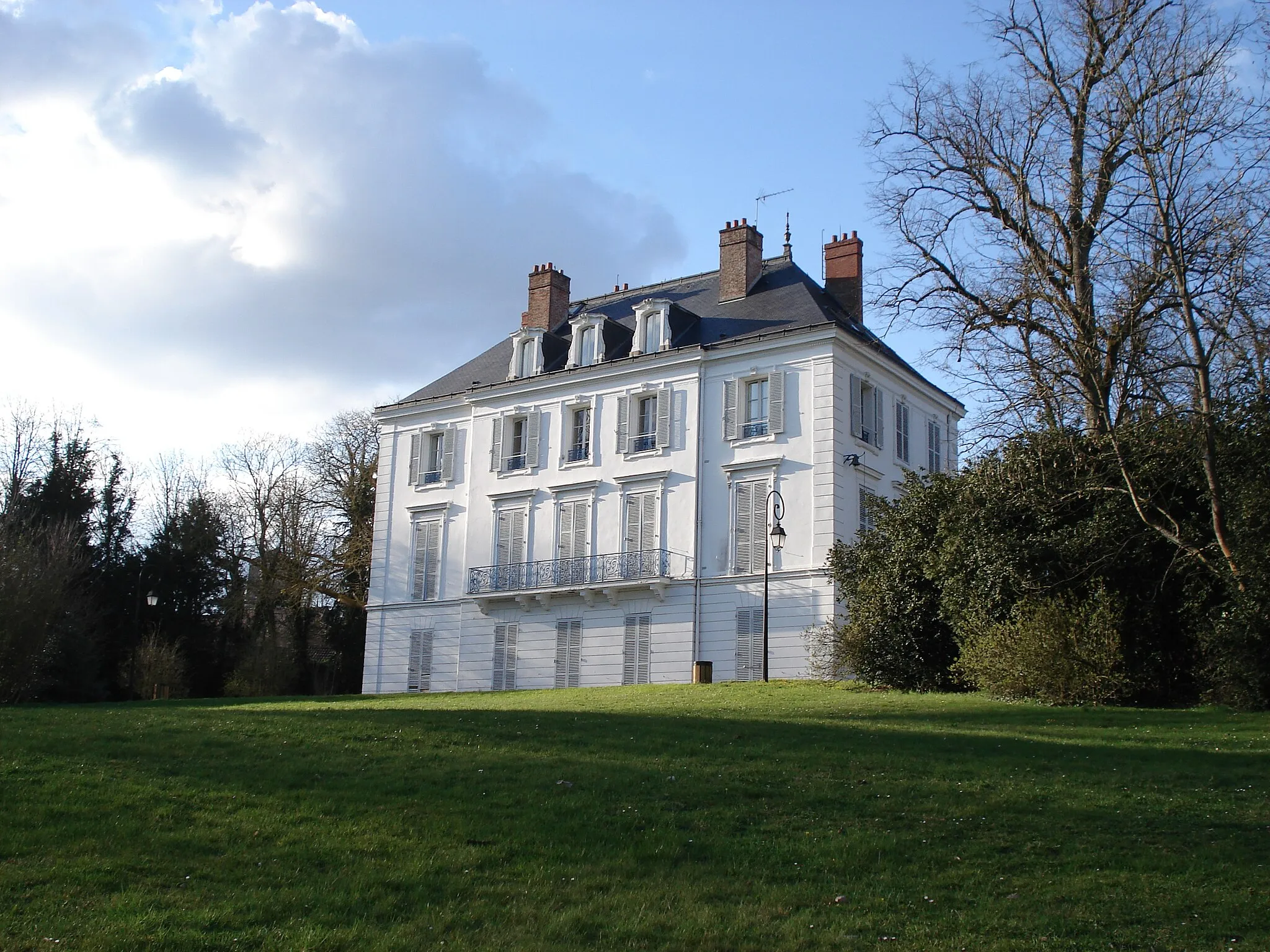 Photo showing: Mairie de Boussy-Saint-Antoine vu depuis le parc