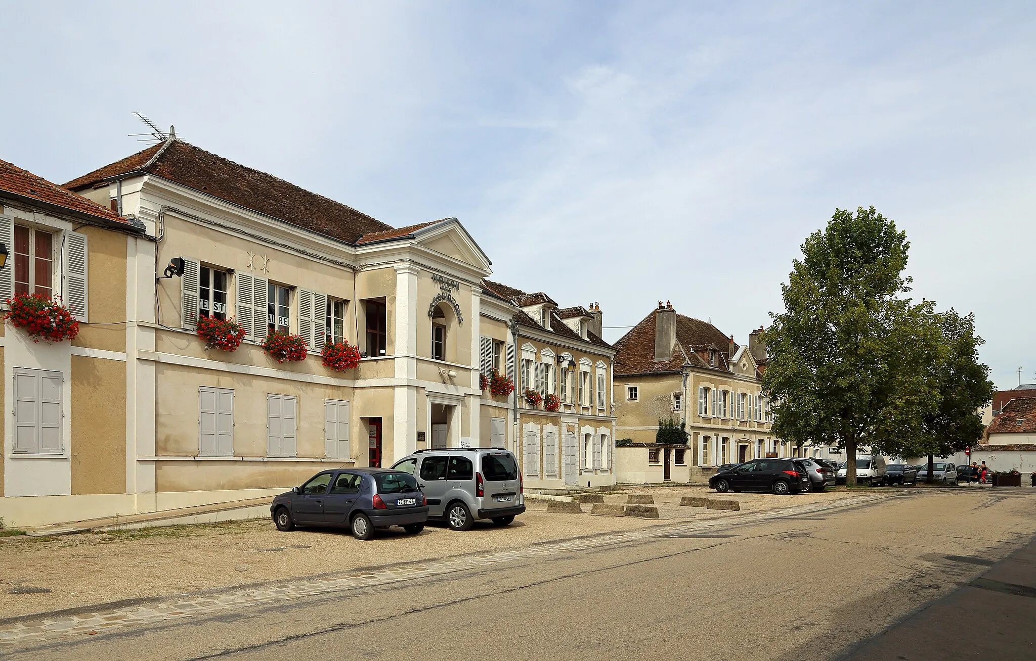 Photo showing: Bray-sur-Seine (Seine-et-Marne department, France): de Place de l'Église and the Maison des Associations or Maison de Services au Public