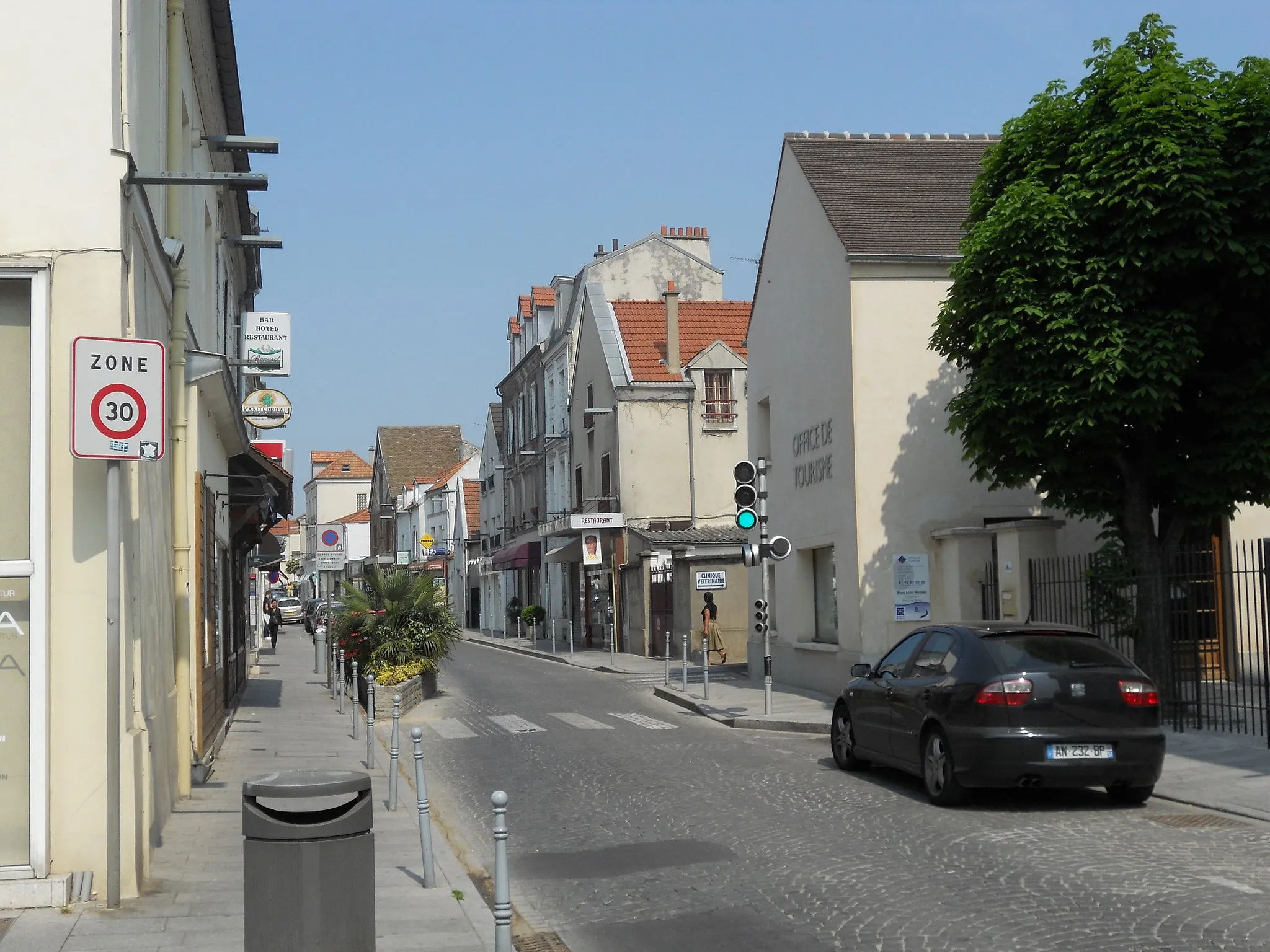 Photo showing: Bry-sur-Marne (France), grande rue.
Bry-sur-Marne (France), main street.