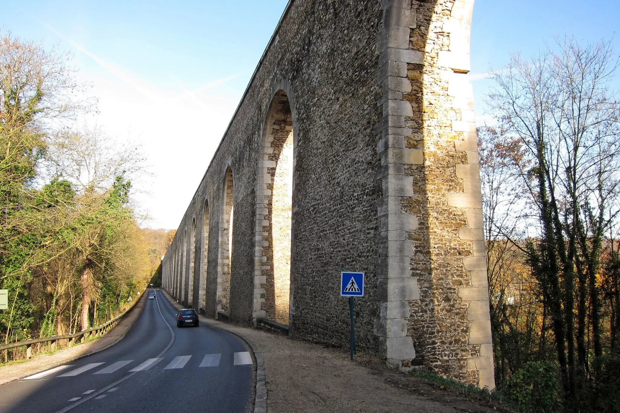 Photo showing: "Construit entre 1684 et 1686, il faisait partie des aménagements hydrauliques destinés à acheminer de l'eau pour alimenter les fontaines et les jets du parc du château de Versailles. Il est classé au titre des Monuments historiques."