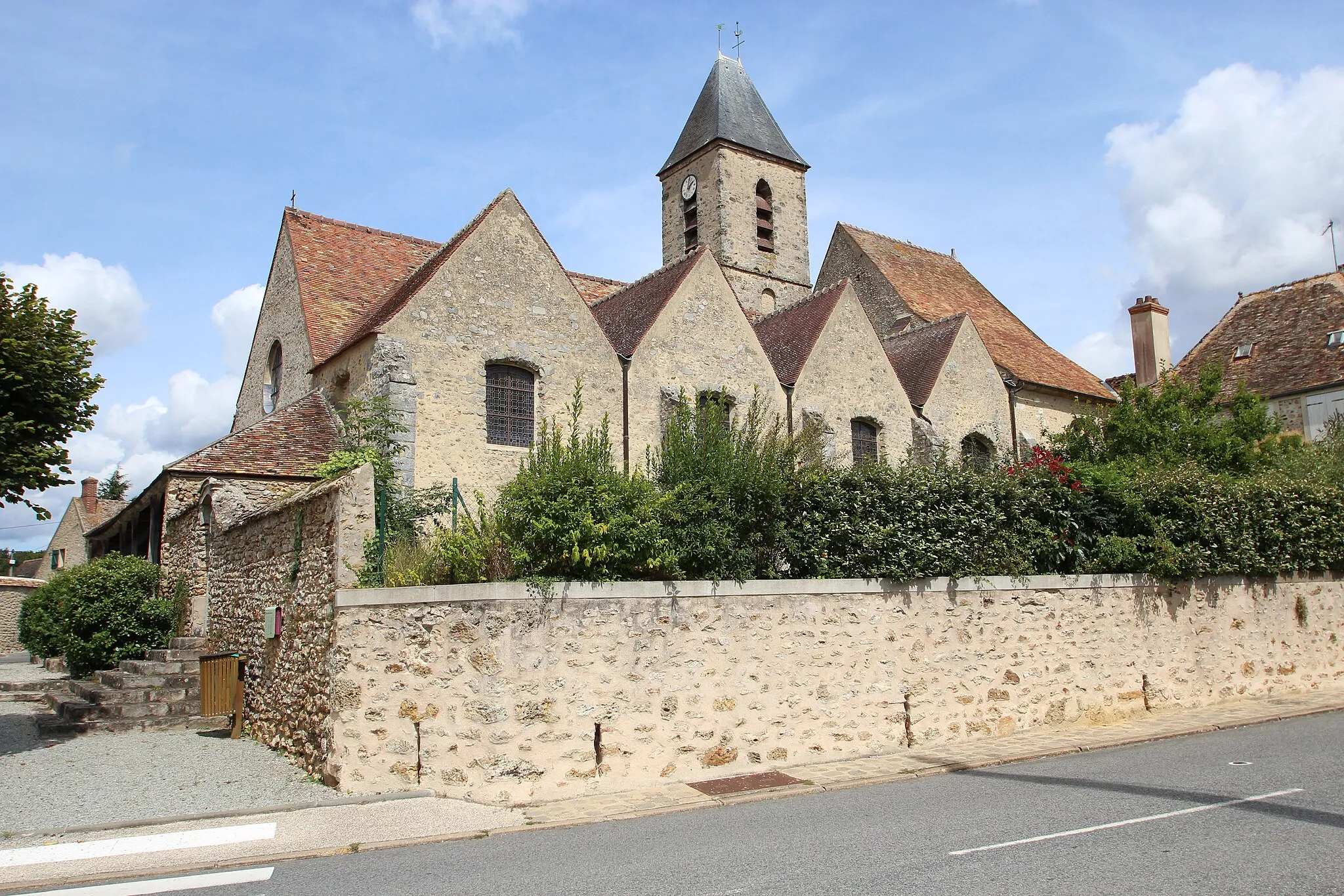 Photo showing: Saint-Vincent-et-Saint-Sébastien church in Bullion, Yvelines, France.