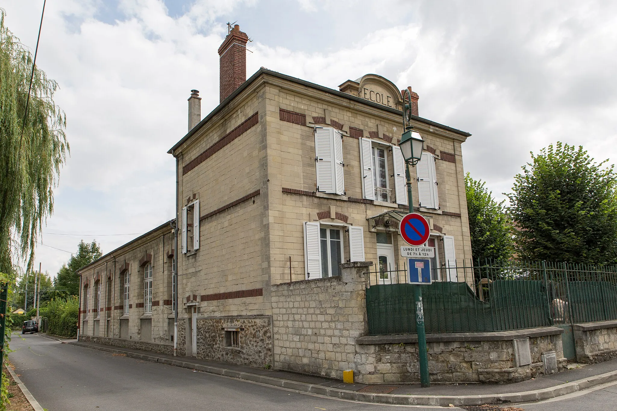 Photo showing: École