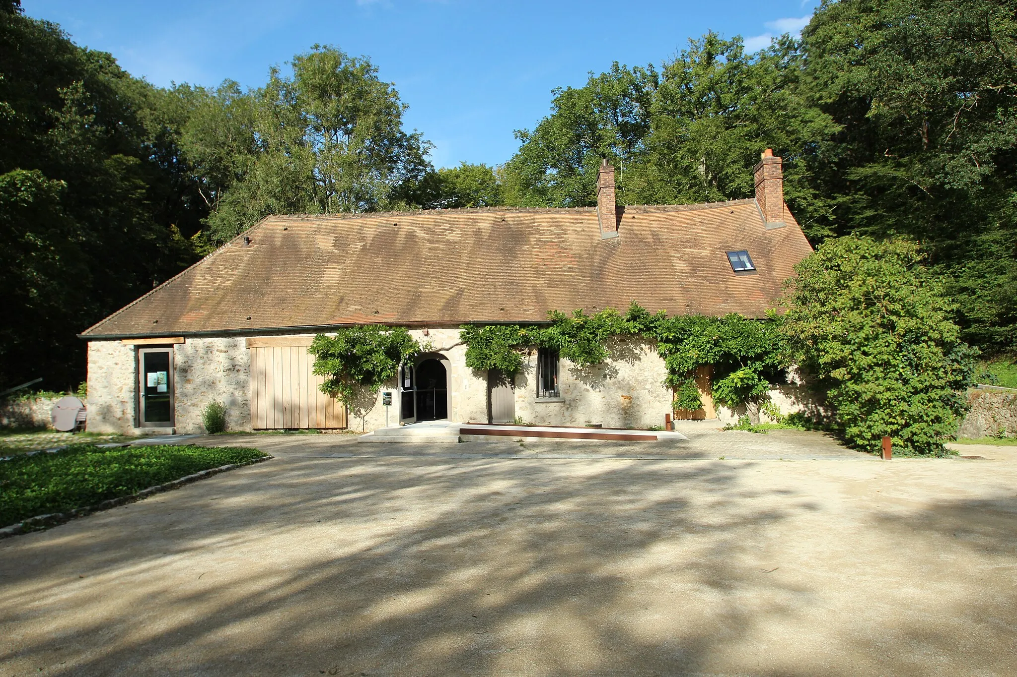 Photo showing: Petit Moulin des Vaux de Cernay museum in Cernay-la-Ville, France.