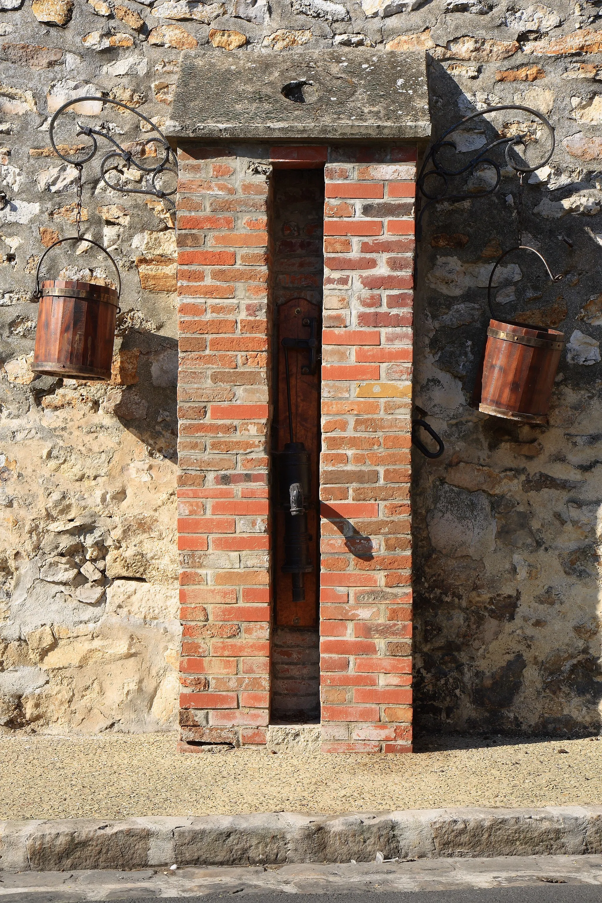 Photo showing: A fountain, in Champs-sur-Marne, France.