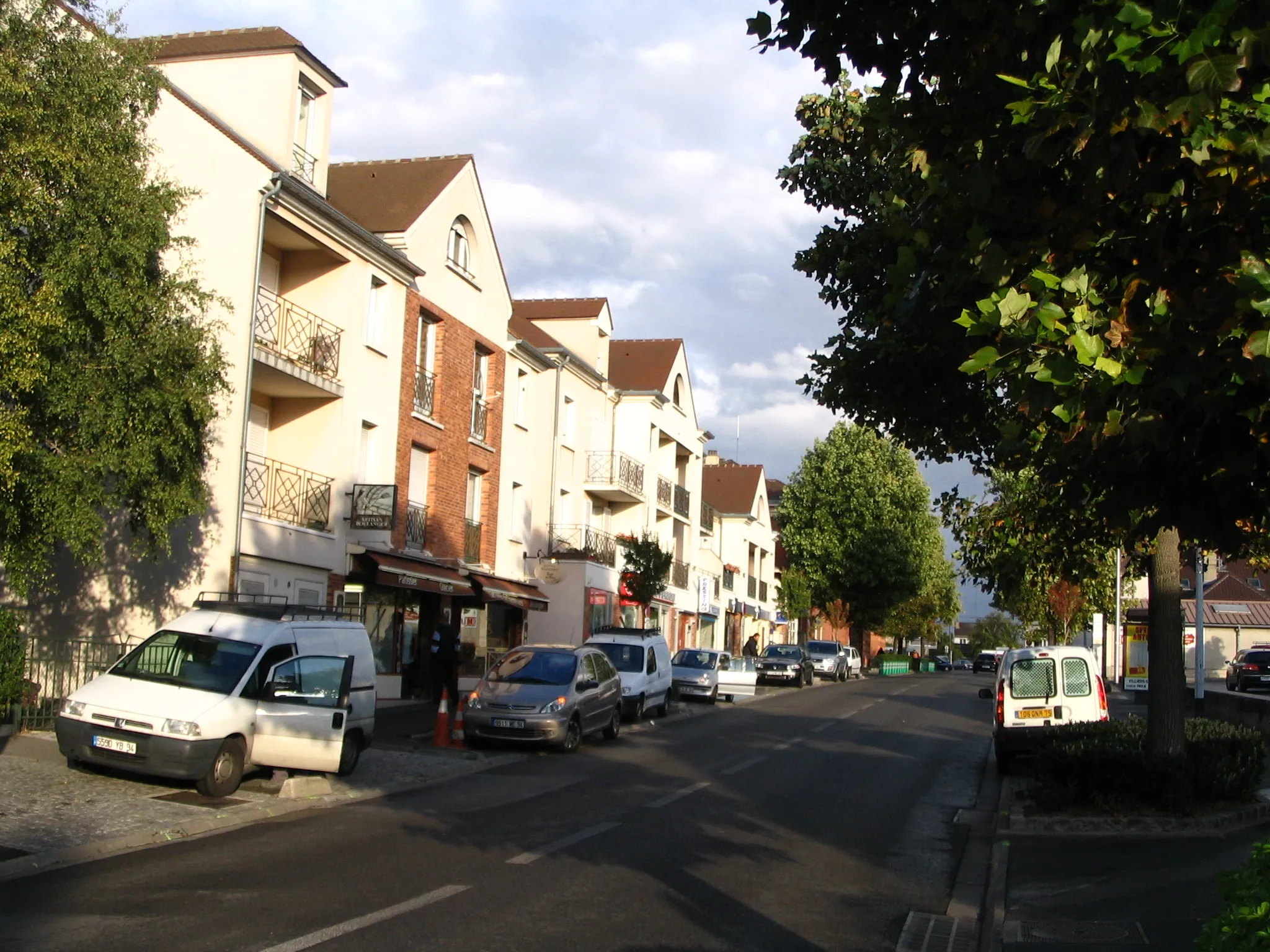Photo showing: A street in the city center of Chennevières-sur-Marne, Val-de-Marne, France.