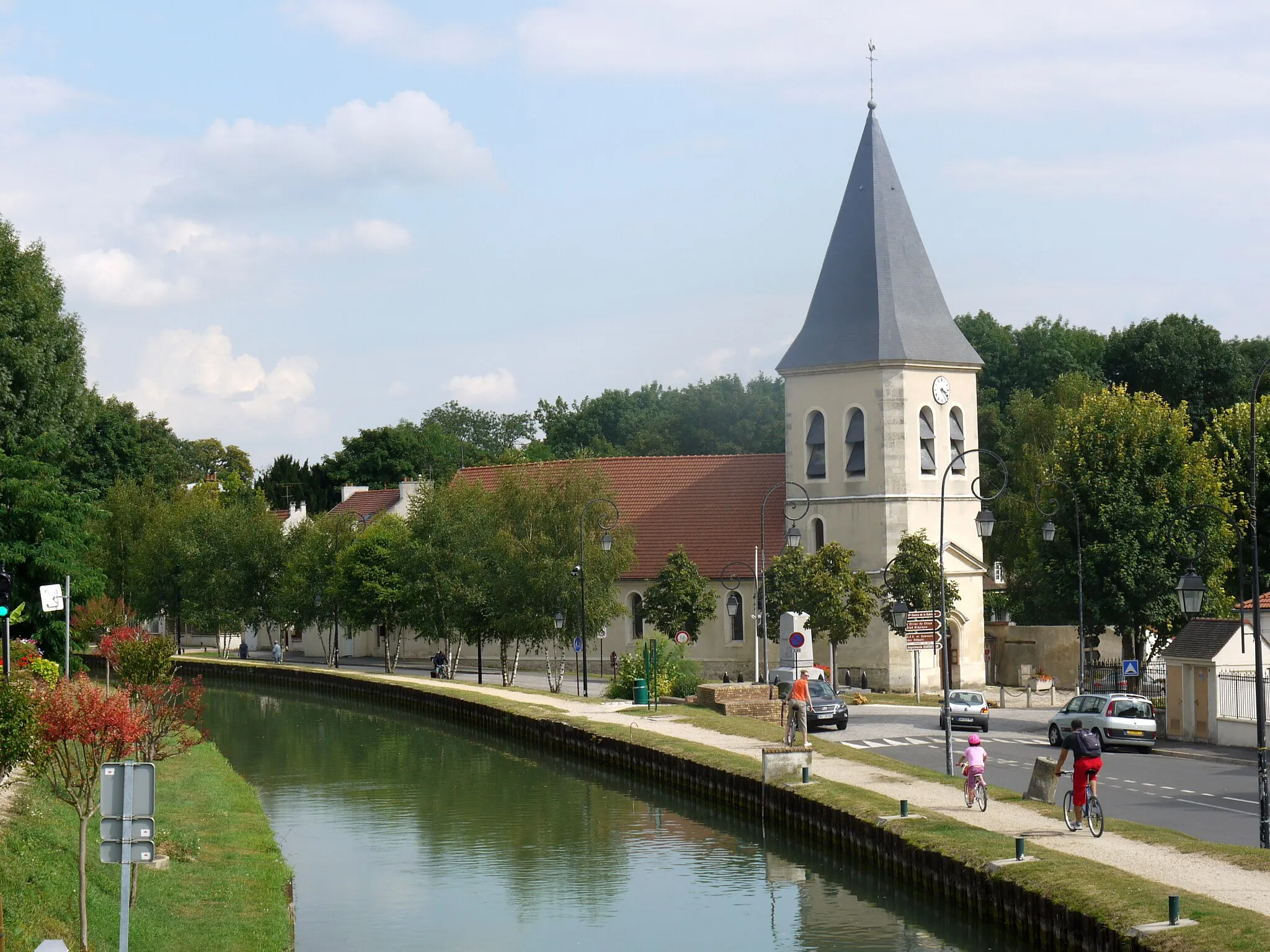 Photo showing: The canal de l'Ourcq and the church of Claye-Souilly, Ile de France, France