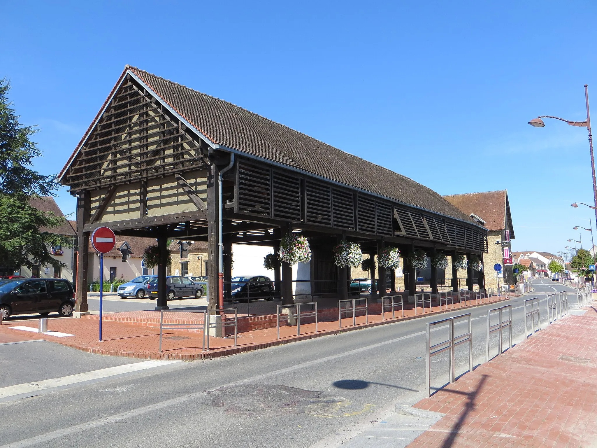 Photo showing: Halle entre la place Mireille-Morvan et la rue de Melun