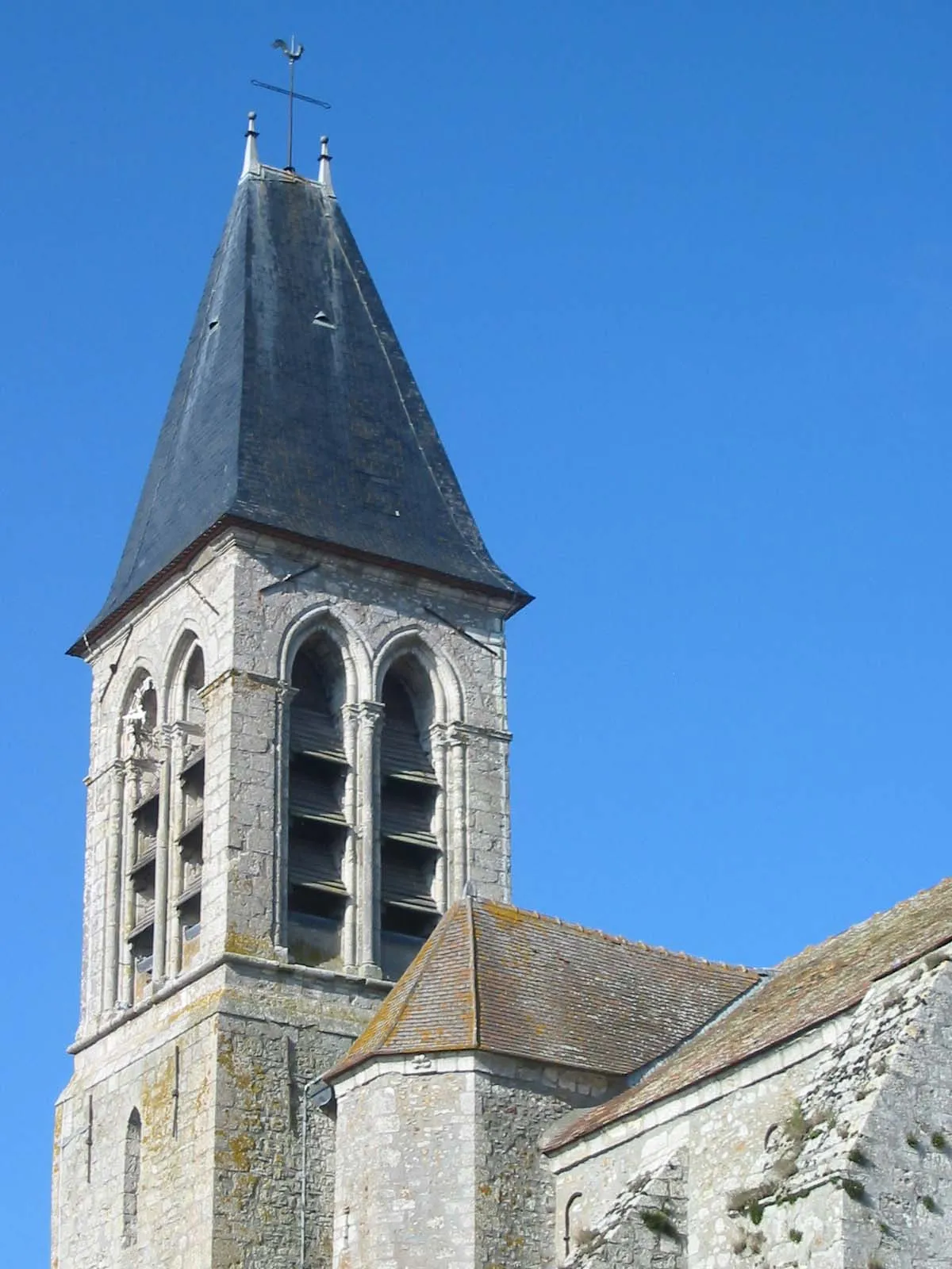 Photo showing: Église Notre-Dame de l'Assomption à Corbreuse (91410), clocher XIIe siècle, agrandie au XIIIe siècle.