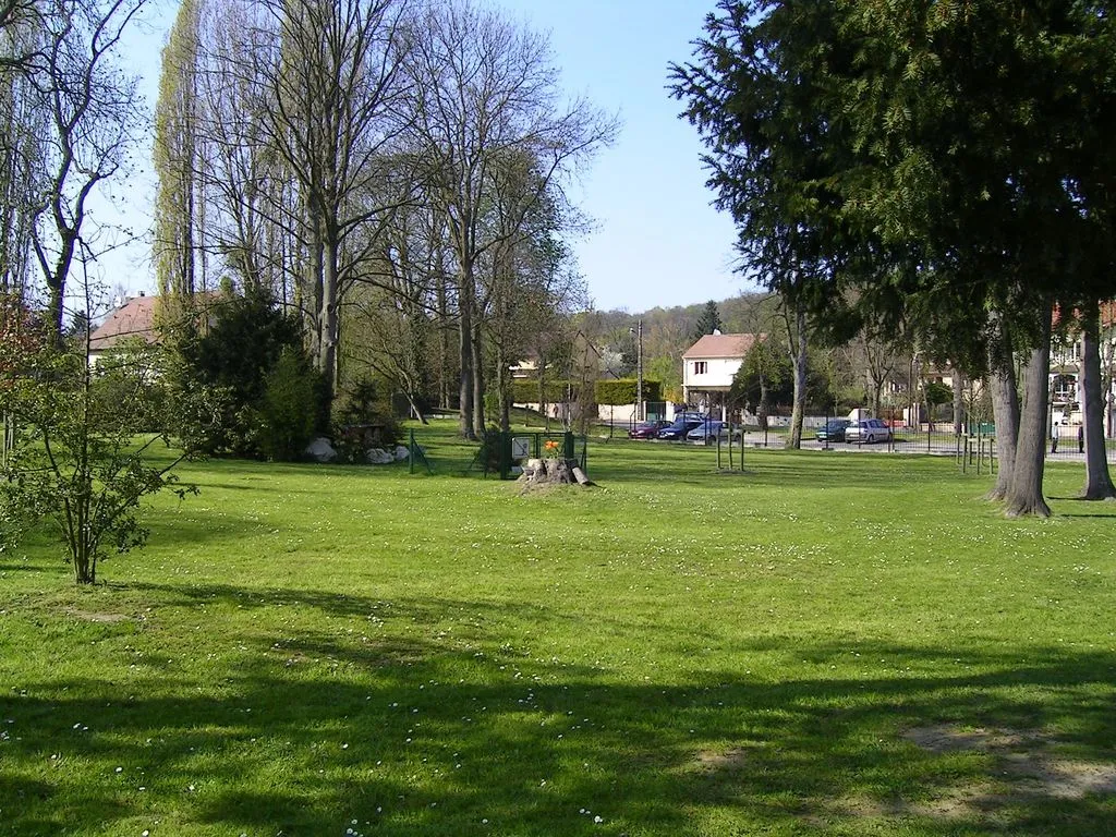 Photo showing: Parc de la Mairie-le jardin, allée du Sichet

Photo personnelle (own work) de Marianna